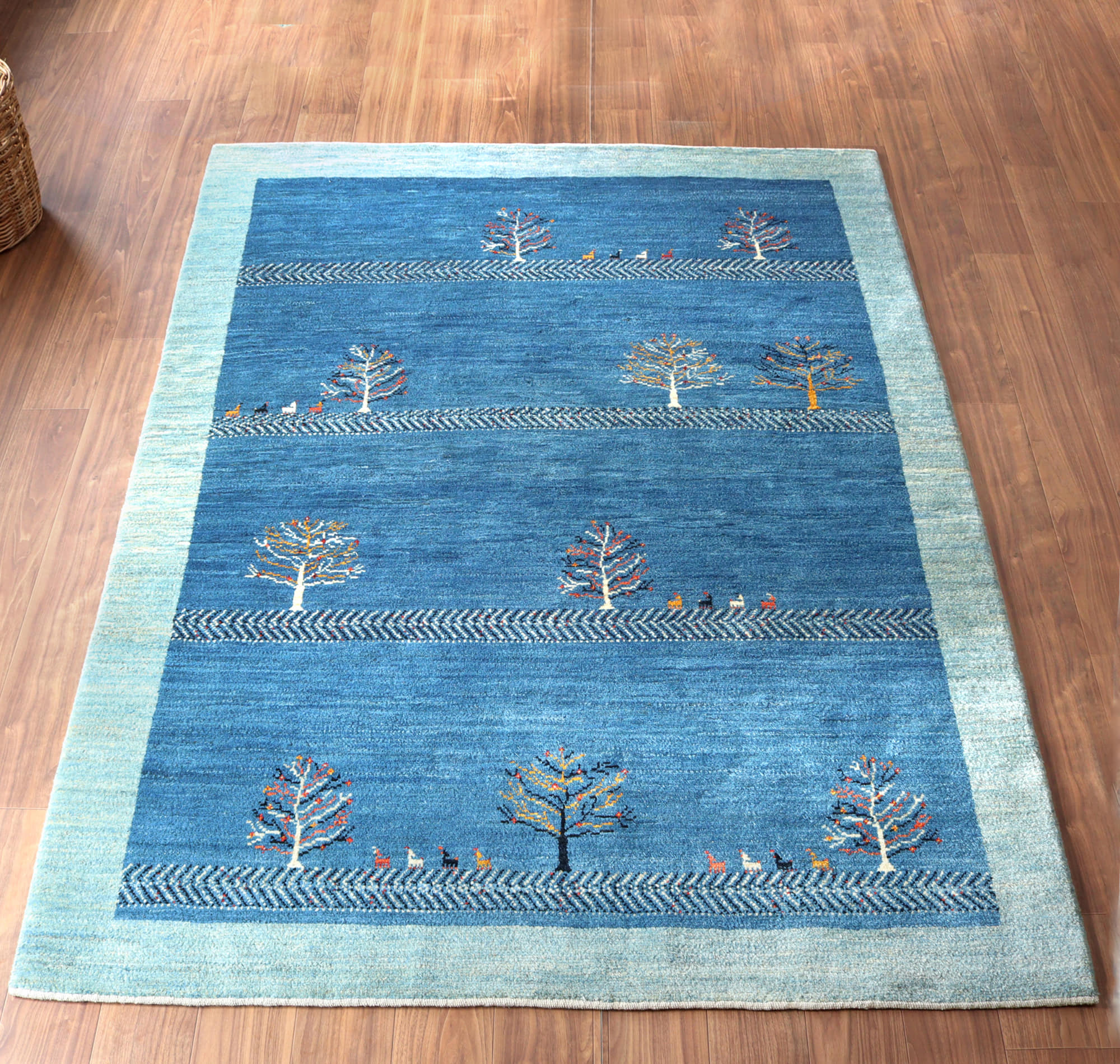 ギャッベ　アマレ Amaleh237×171cm 樹々と振り返る山羊