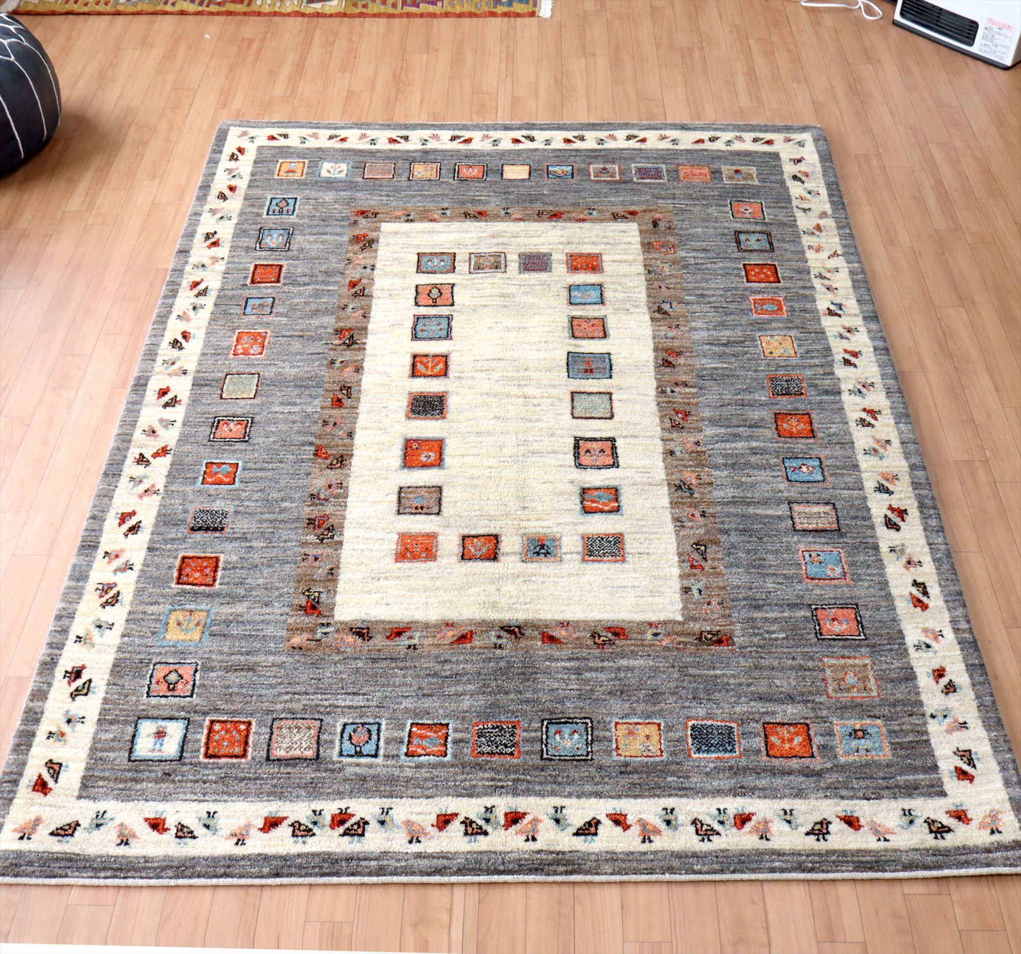 ギャッベ アマレ Amaleh　233×174cm タイルデザインとたくさんの鳥モチーフ