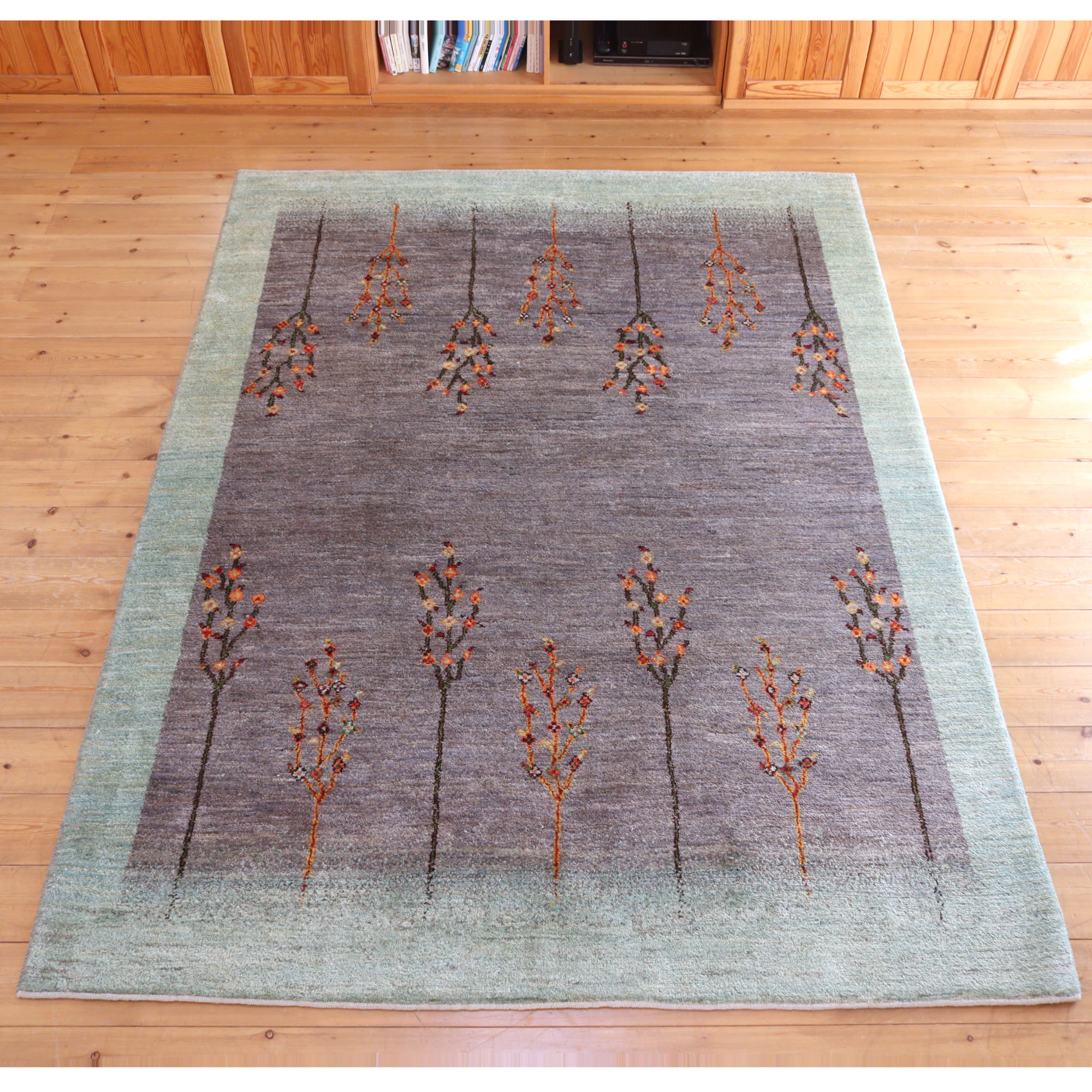 ギャッベ Gabbeh 238×176cm アマレ Amaleh 花が咲く樹 グレー＆淡いグリーン