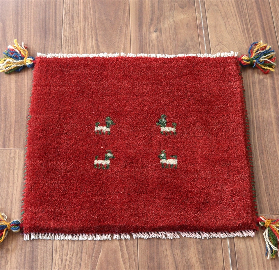 ギャッベ　座布団　レッド40×44cm 向かい合う動物のモチーフ