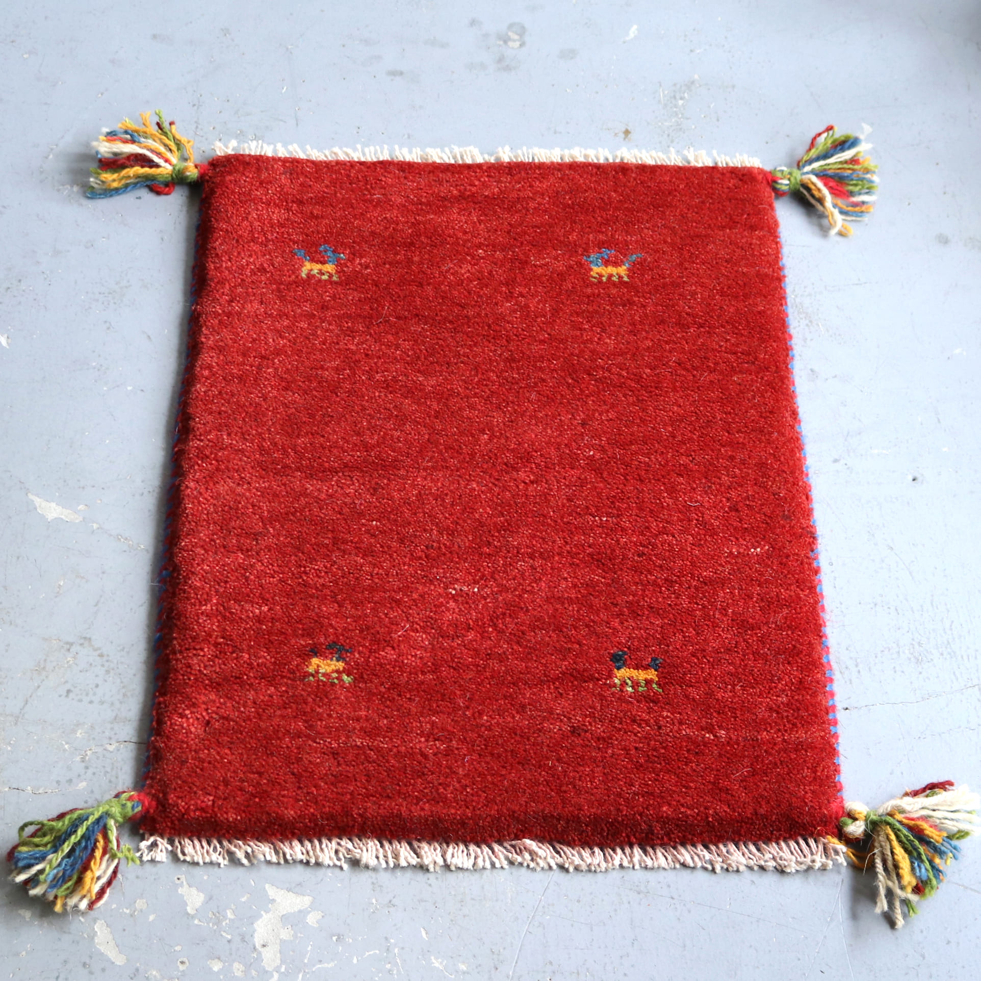 ギャッベ　イラン遊牧民の手織りラグ60×41cm レッド　4匹の動物