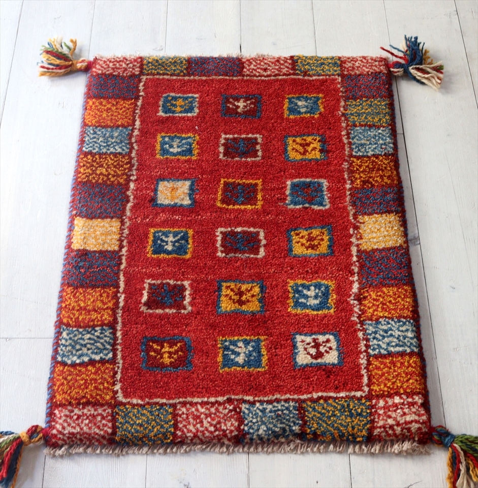 ギャッベ　玄関マット　レッド58×44cm 植物モチーフ　ドットのタイル枠