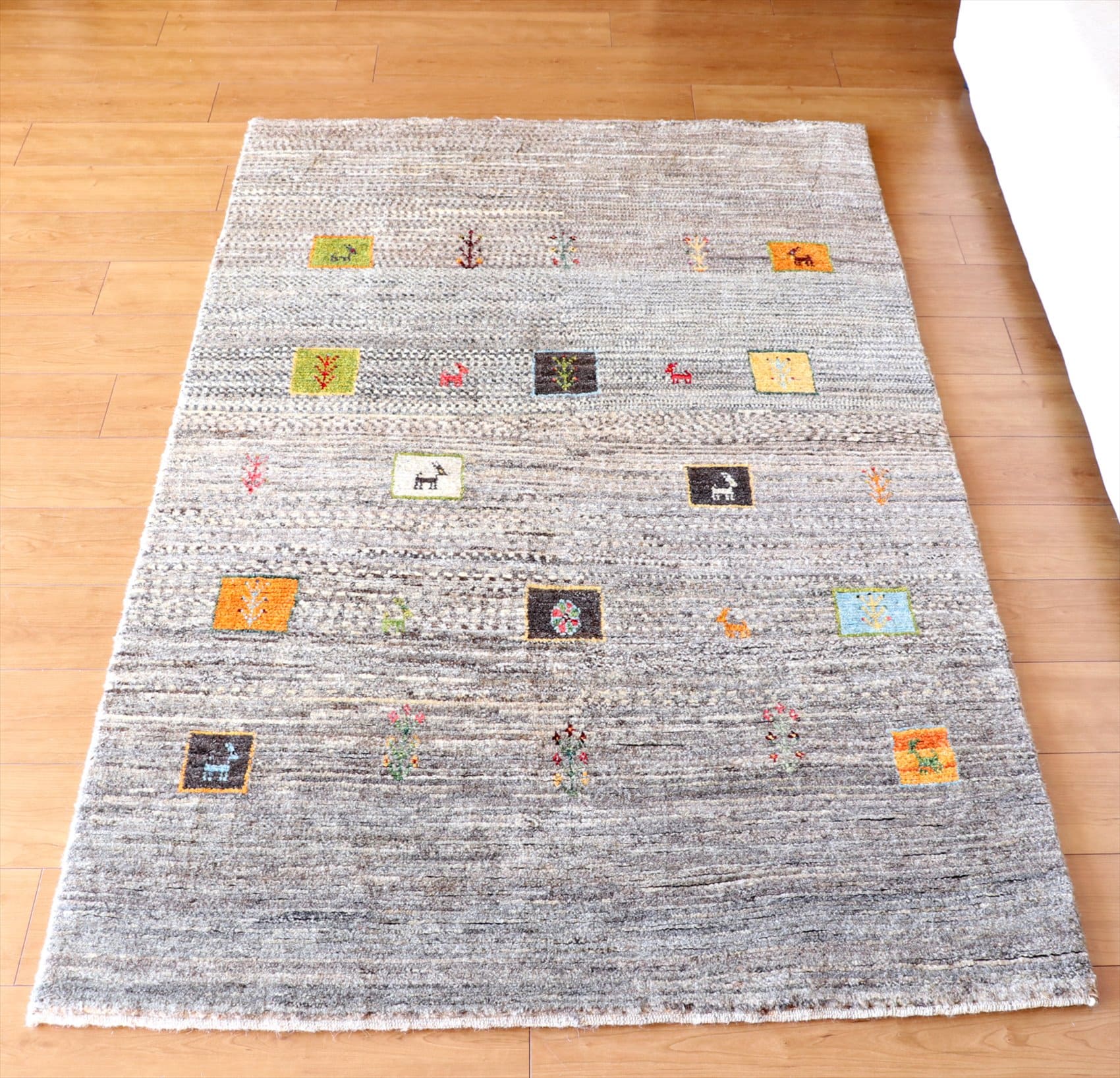 ギャッベ・ノマド　Gabbeh Nomad175×112cm グレーグラデーション　小さな動物モチーフ