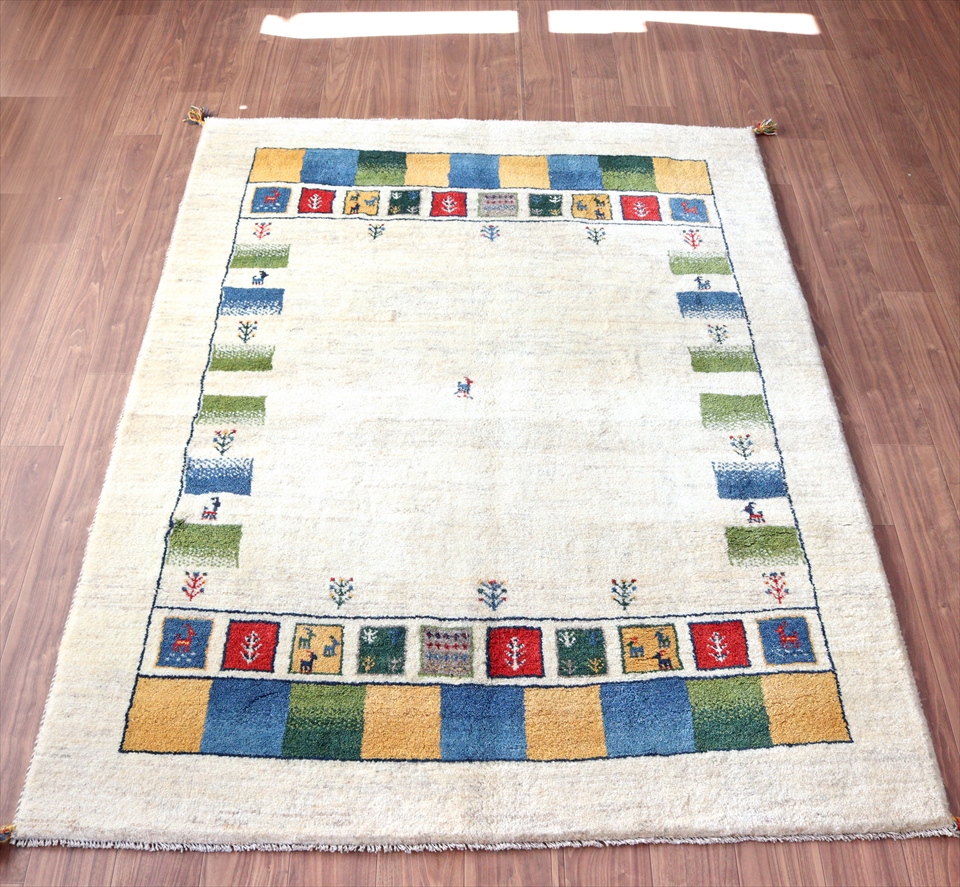 ギャッベ　厚みのある織り225×167cm ナチュラルアイボリー　タイルの額縁