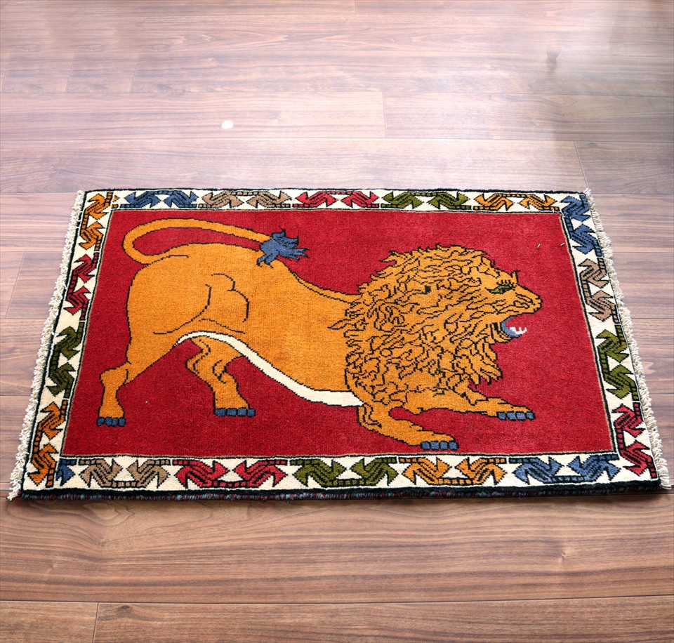 ライオンギャッベ　トライバルラグ95×63cm 吠えるライオン　レッド