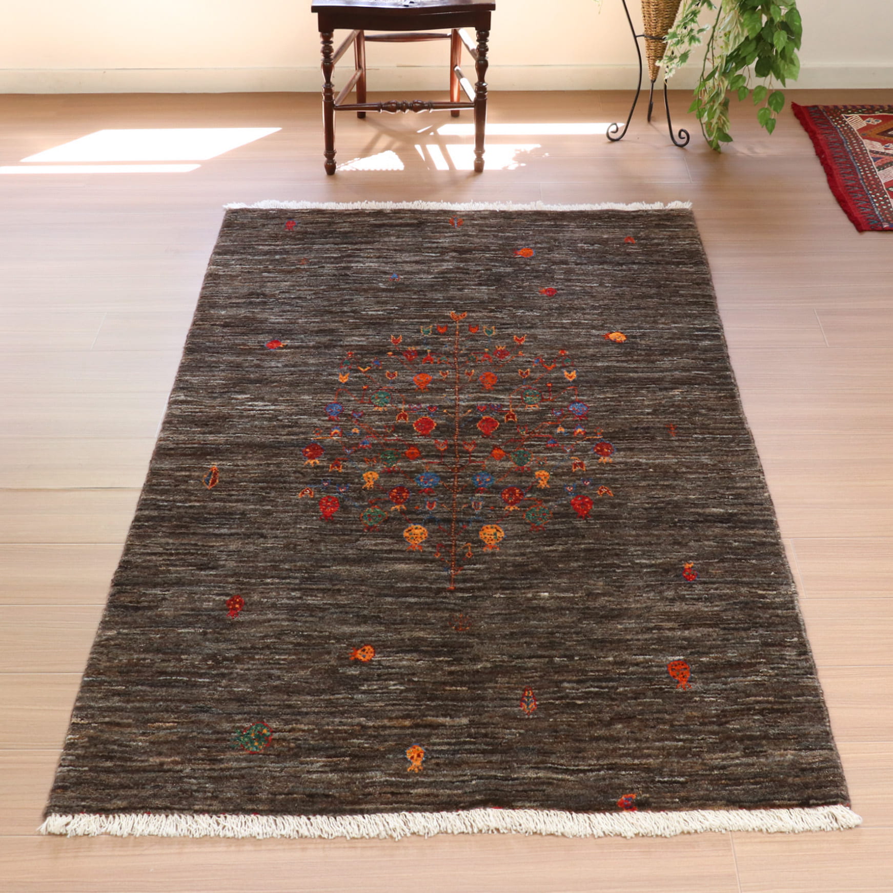 ギャッベ リズバフト ダークグレー177×117cm 鮮やかな色使いのザクロの樹