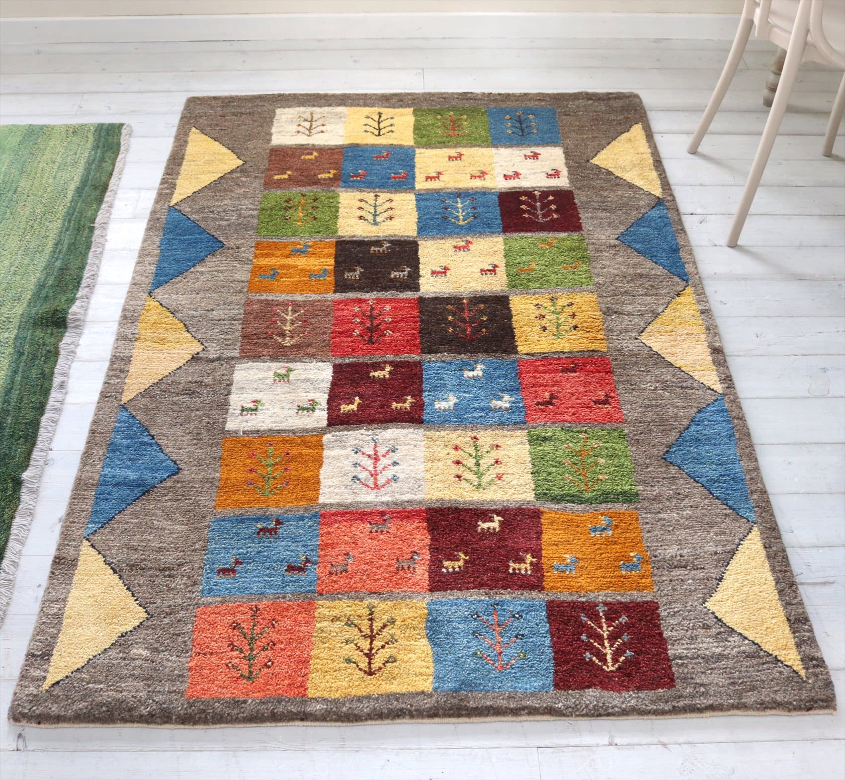 ギャッベ カシュカイ族の手織り172×121cm シカと生命の樹のタイルデザイン