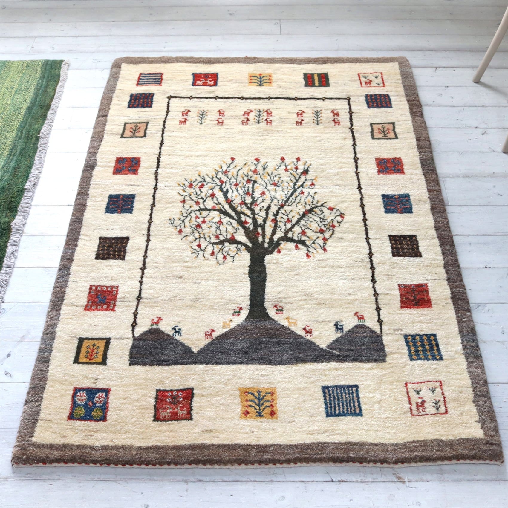 ギャッベ リズバフト 細かな織り147×102cm 花咲く樹とシカ集い タイルデザイン