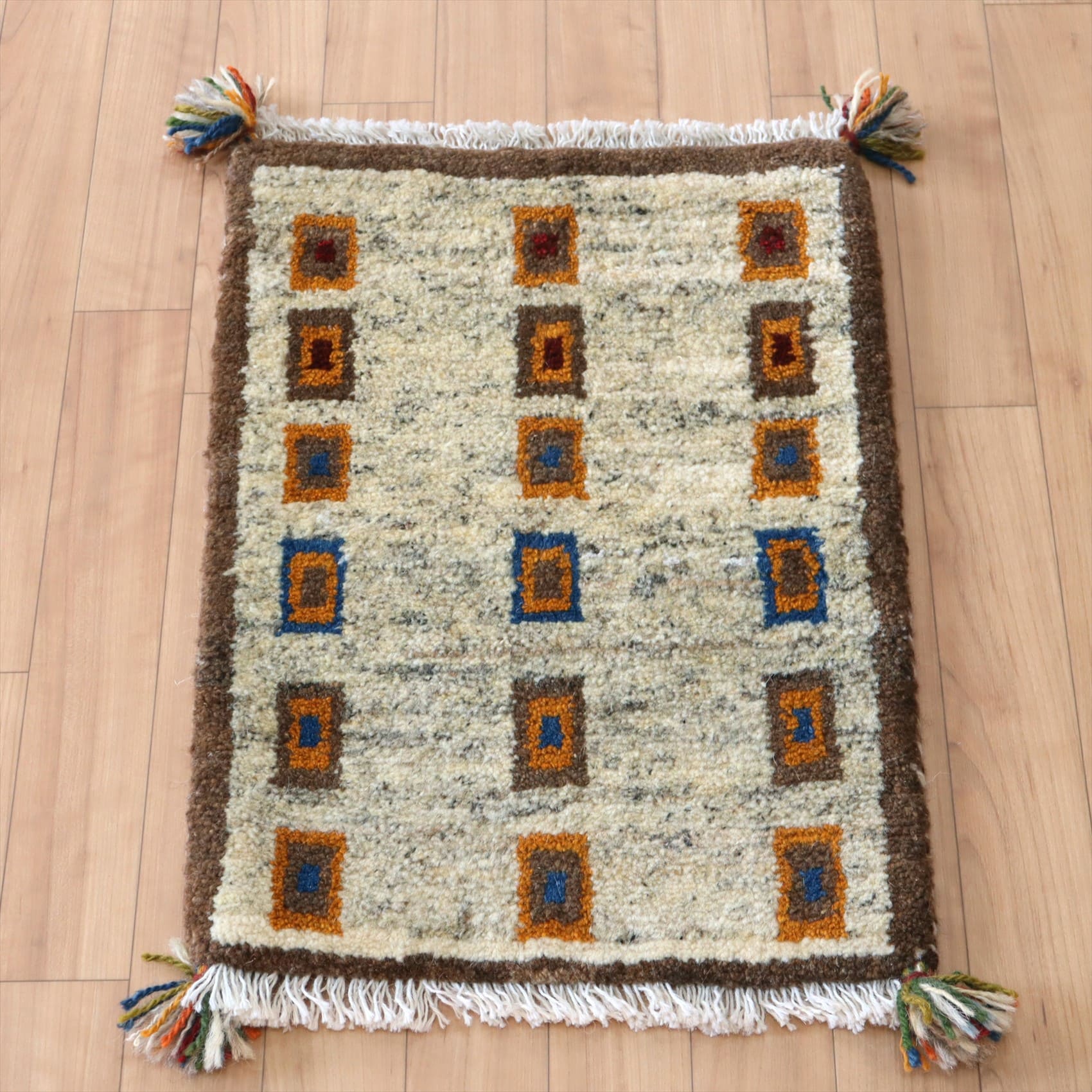 ミニギャッベ　イランの手織りラグ GABBEH 57×42cm 幾何学モチーフ　ベージュ