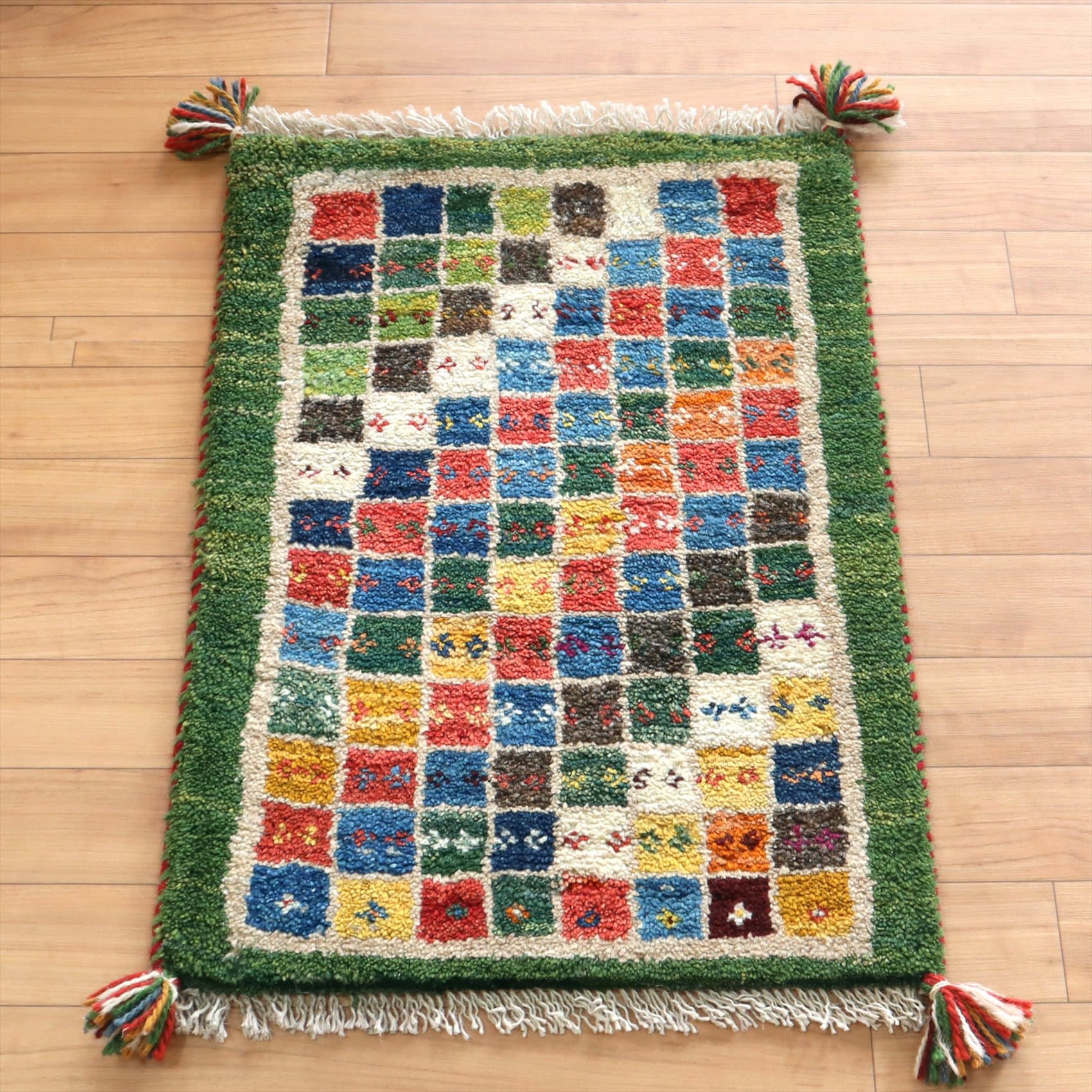 ミニギャッベ　イランの手織りラグ GABBEH 65×45cm ネオンのようなカラフルなタイル