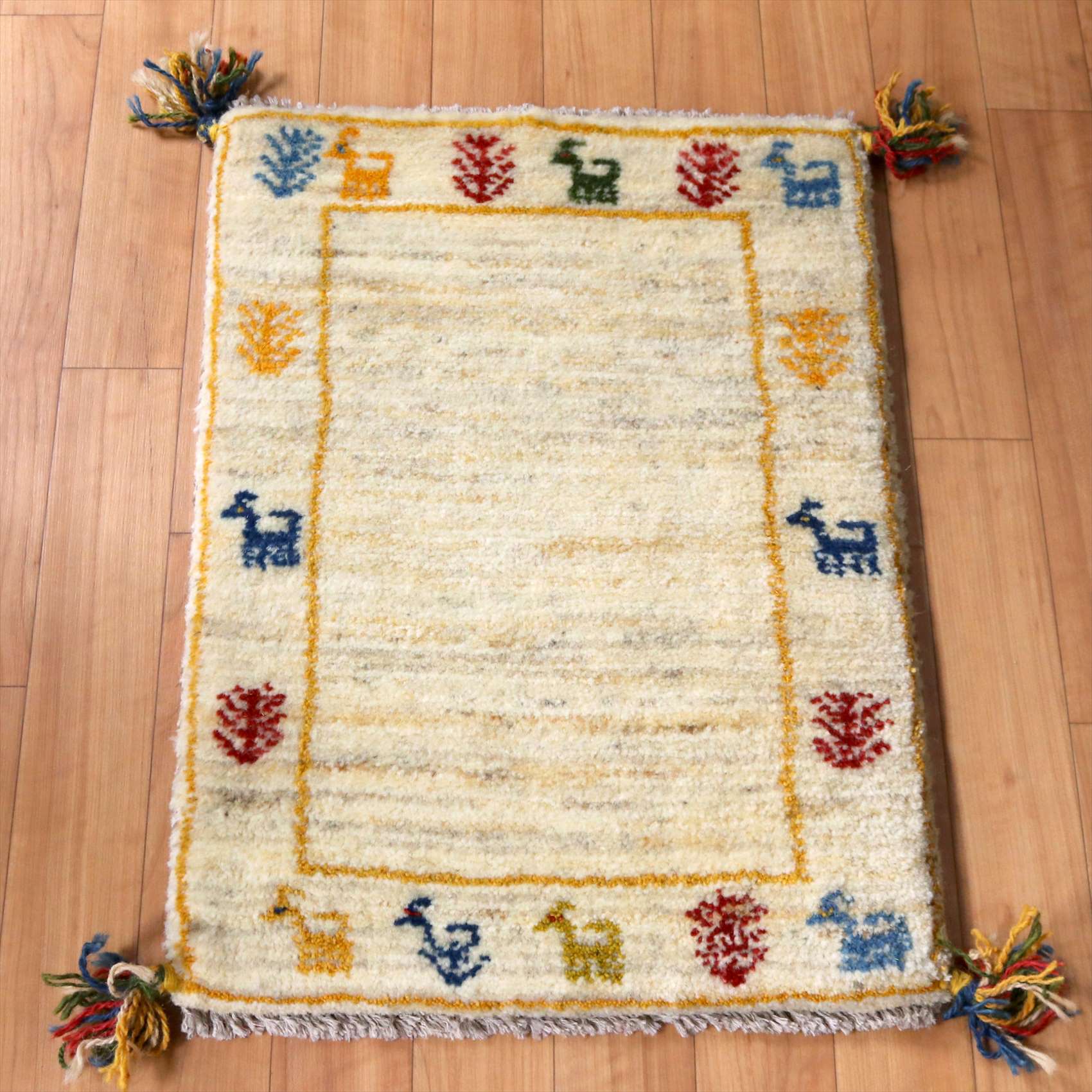 ギャッベ　ミニサイズ60×42cm ナチュラルアイボリー　色とりどりの動植物