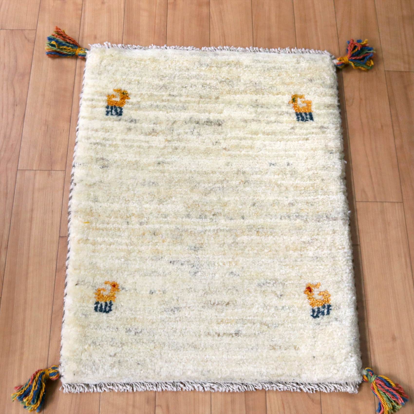 ギャッベ　ミニサイズ57×43cm ナチュラルアイボリー 4匹の動物