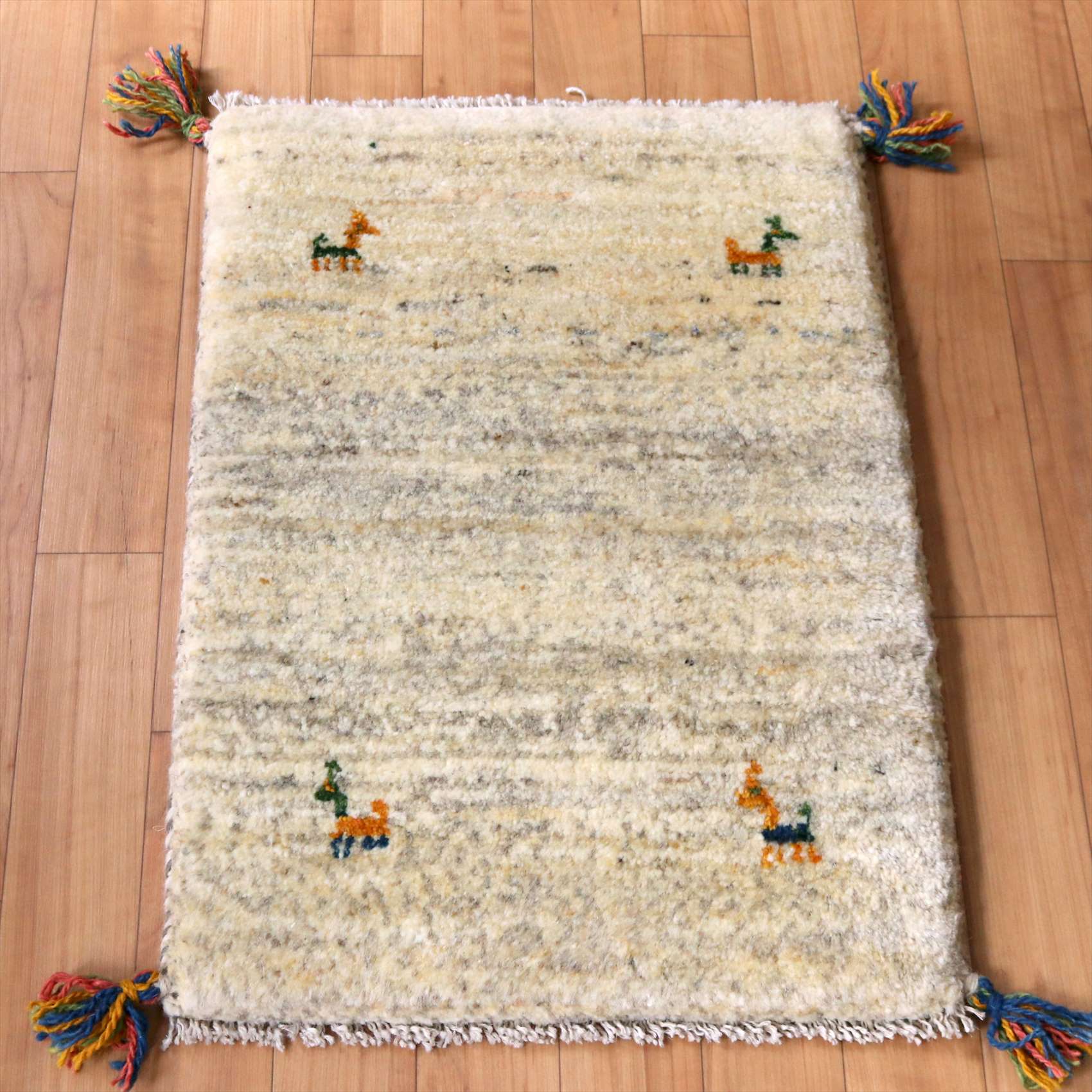 ギャッベ　ミニサイズ61×43cm ナチュラルアイボリー 4匹の動物