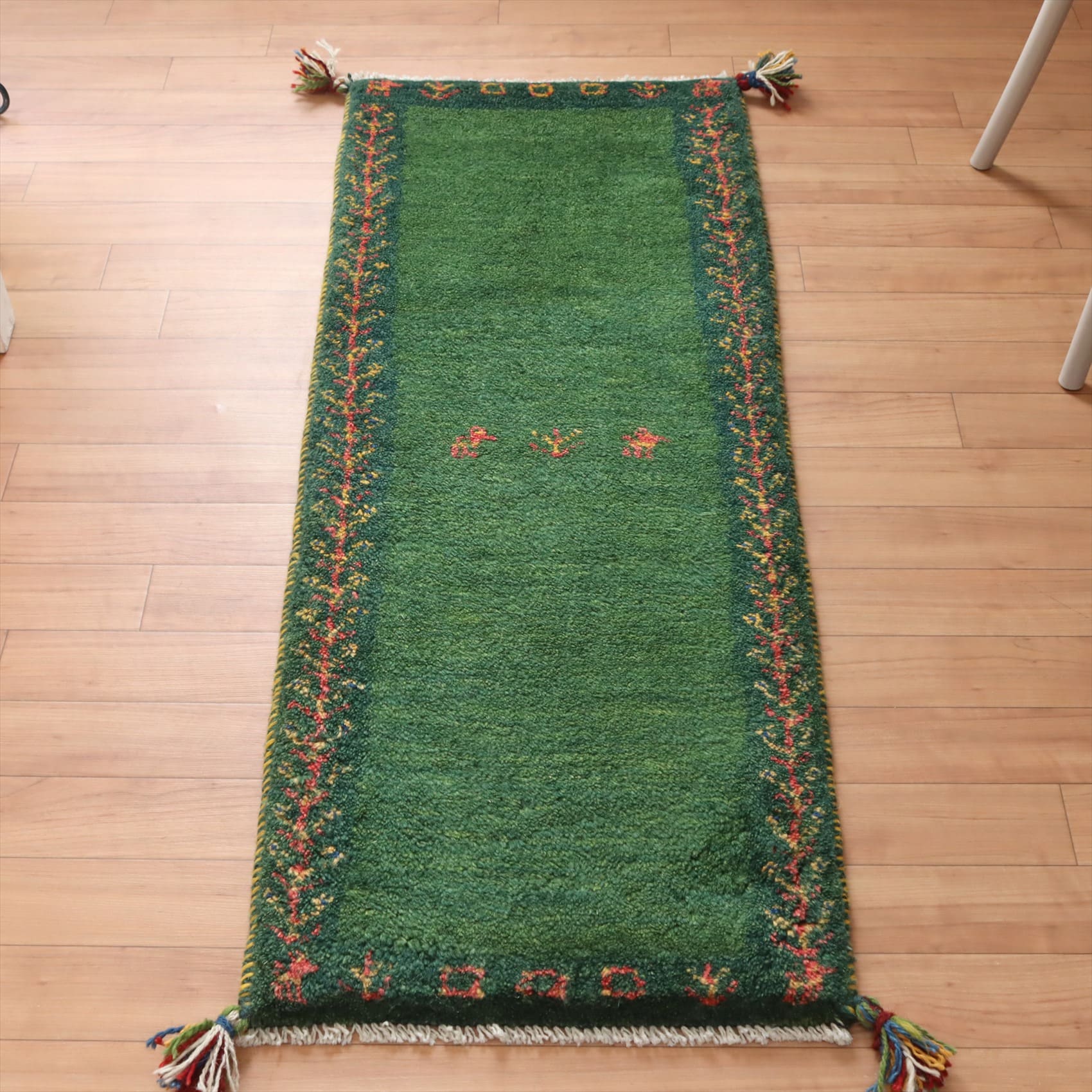 ギャッベ　カシュカイ族の手織りラグ120×45cm 生命の樹の額縁デザイン グリーン