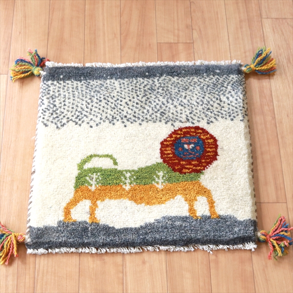 ライオンギャッベ40×41cm 雪山を背にしたライオン