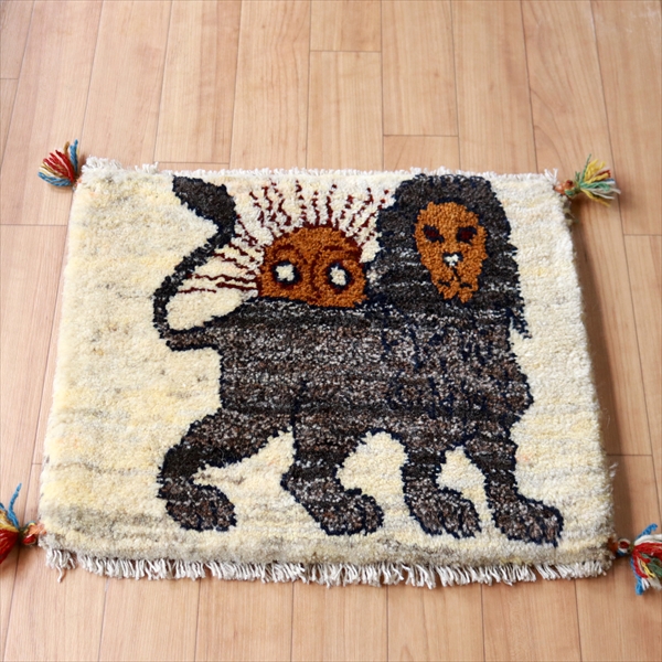 ギャッベ ライオンラグ　ナチュラル39×47cm 太陽を背にしたライオン