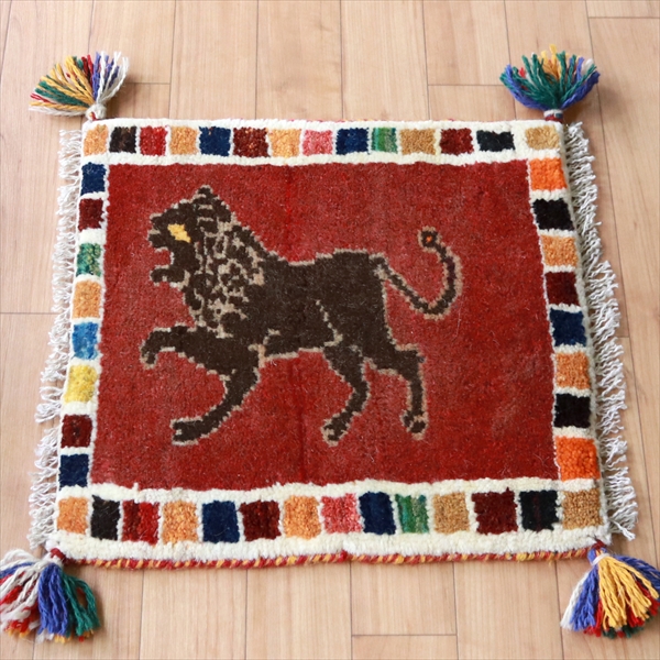 ギャッベ ライオンラグ　レッド41×40cm とびかかるライオン