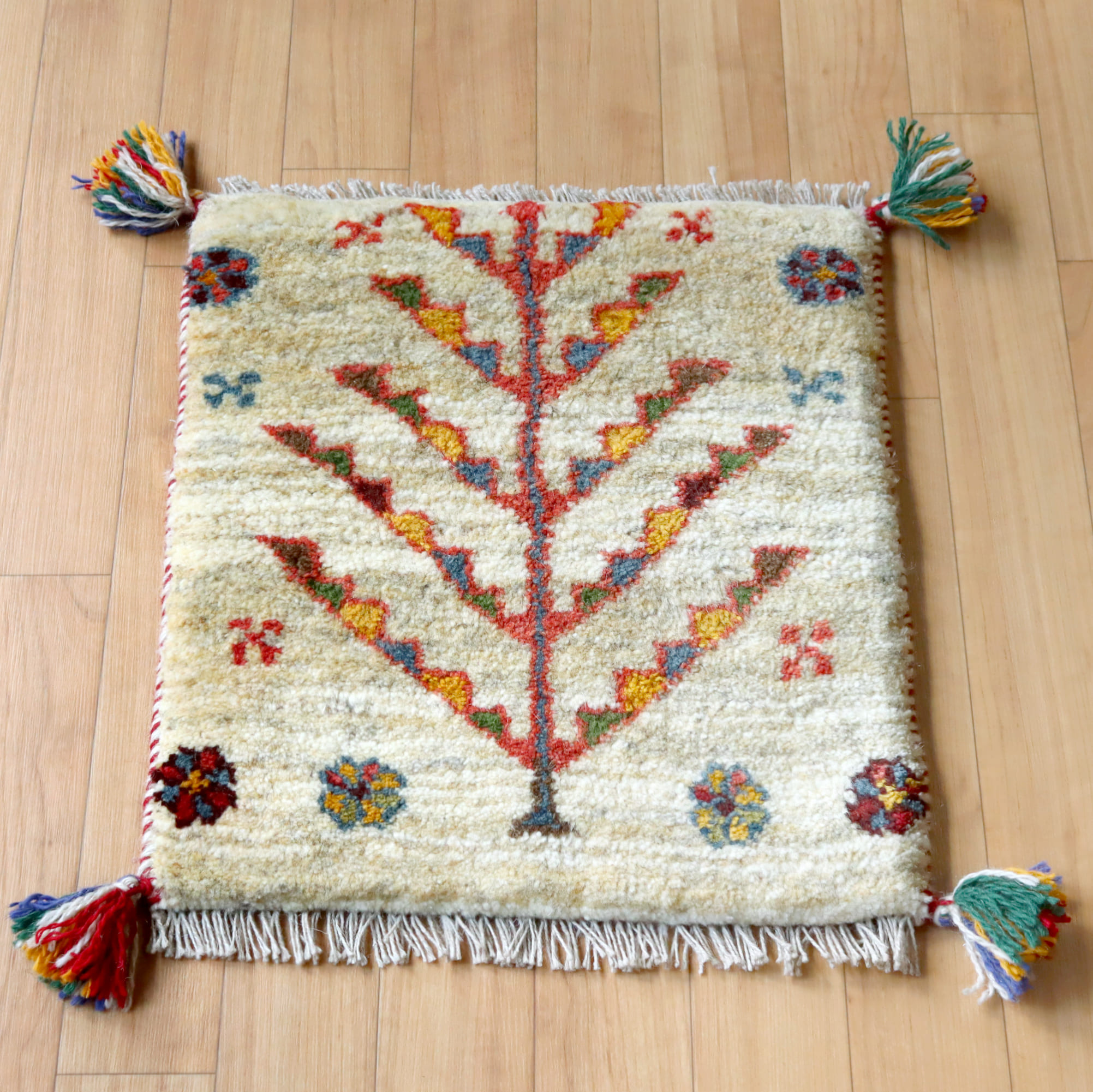 ギャッベ イラン産 座布団サイズ  ナチュラルアイボリー 生命の樹