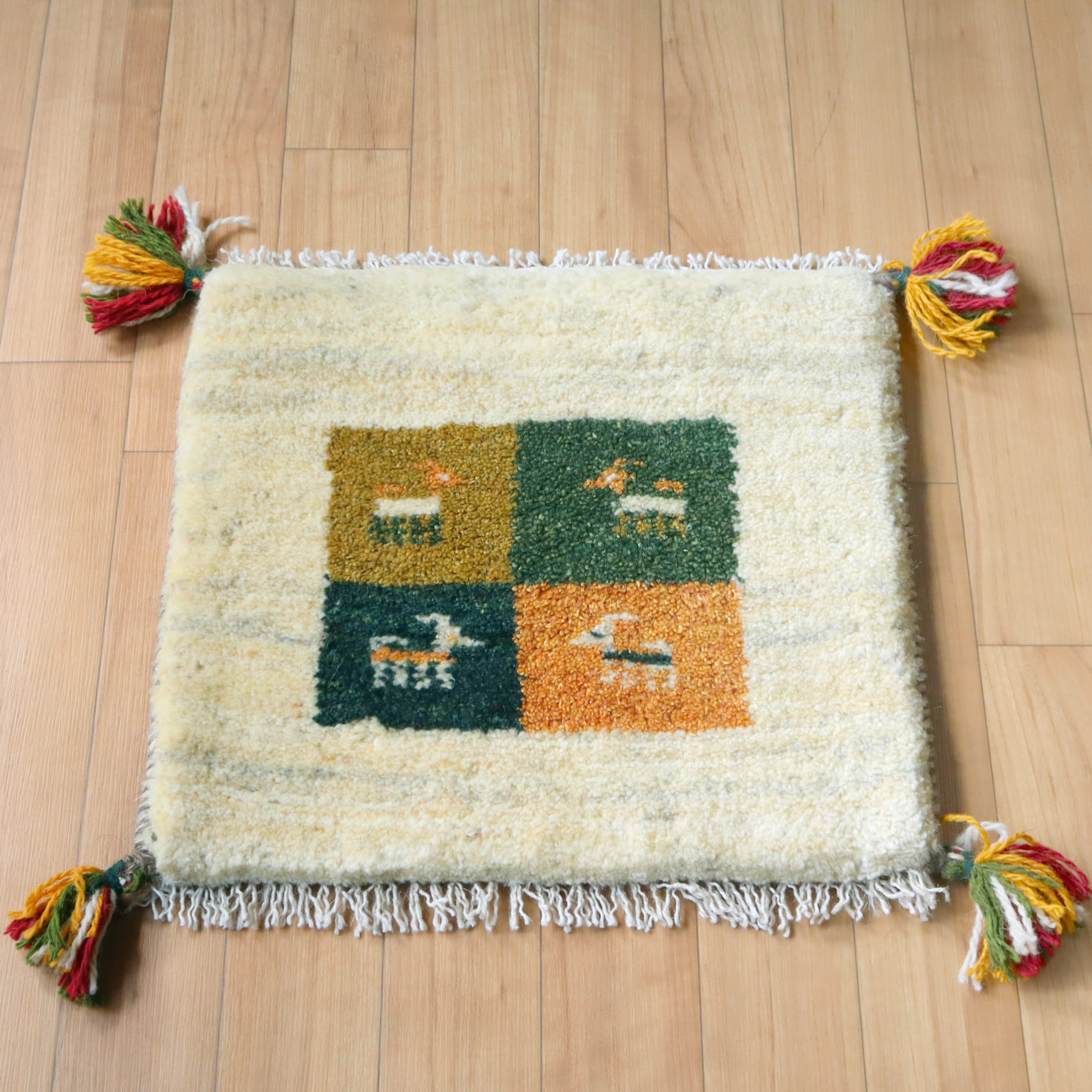 ギャッベ イラン産 座布団サイズ  ナチュラルアイボリー カラフルなタイル