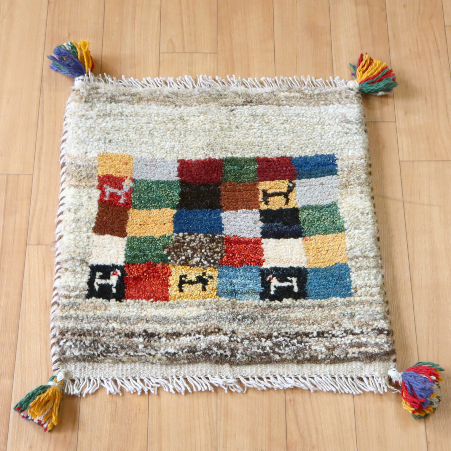 ギャッベ イラン産 座布団サイズ  ナチュラルグレー　カラフルなタイル