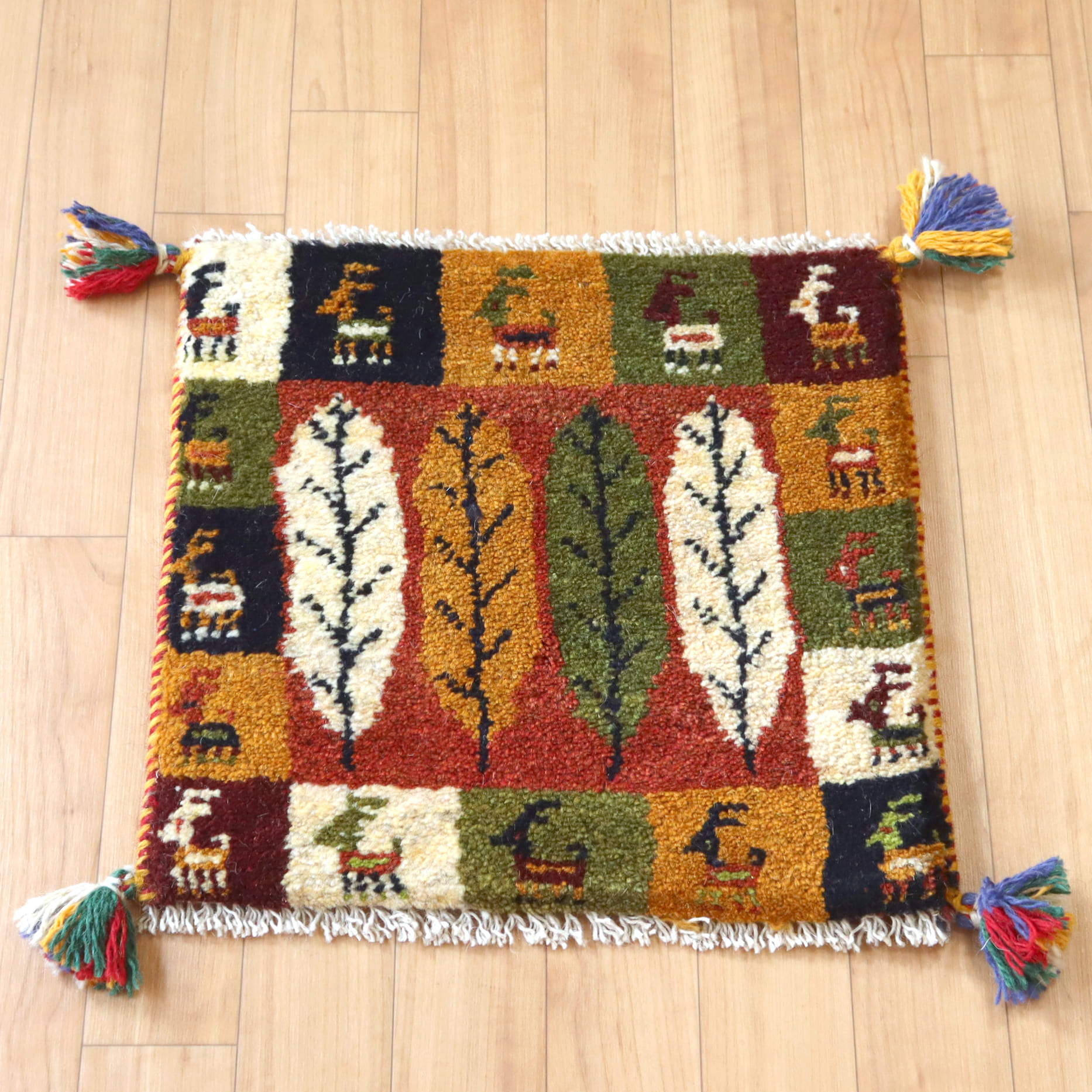 ギャッベ イラン産 座布団サイズ  糸杉　動物モチーフ