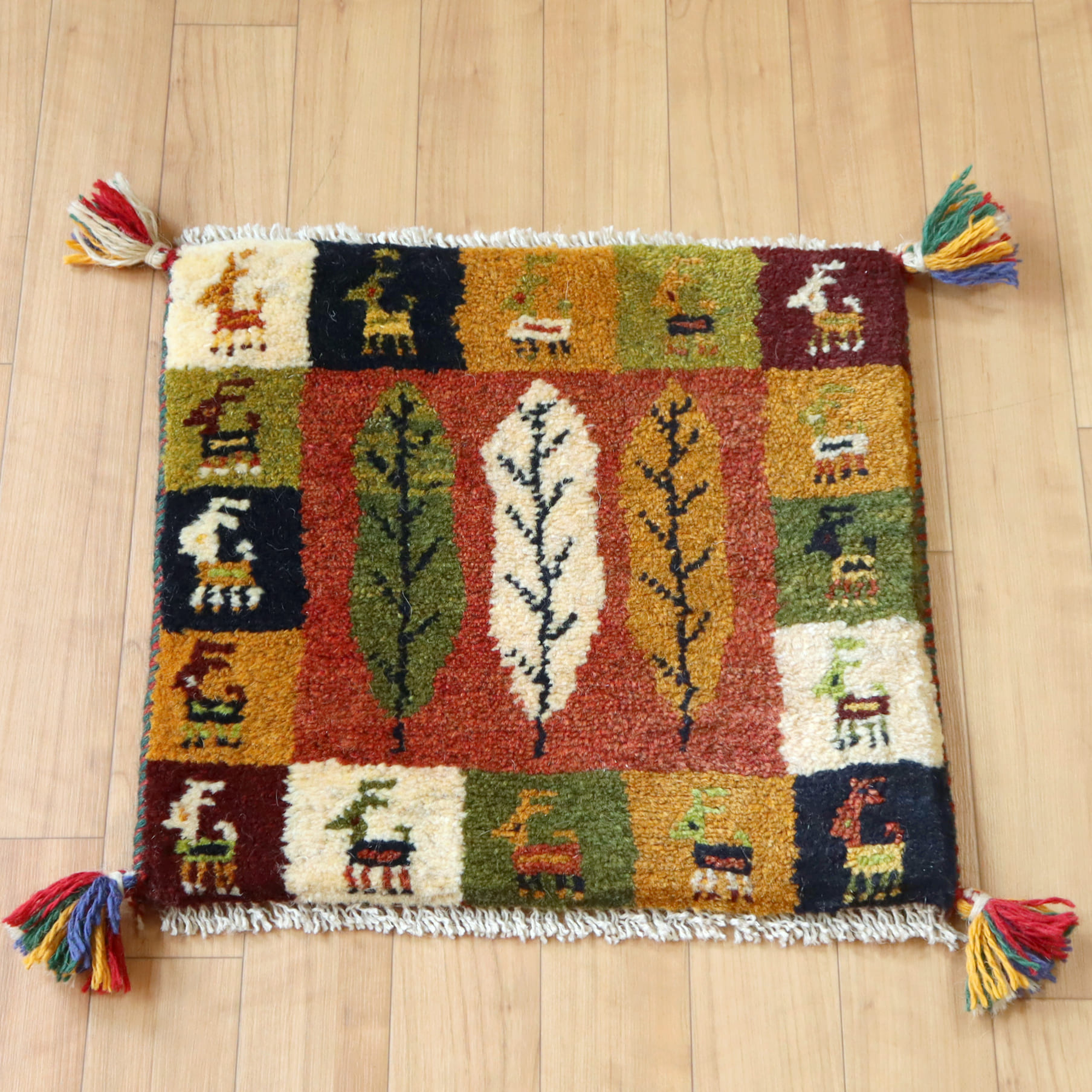 ギャッベ イラン産 座布団サイズ  糸杉　動物モチーフ