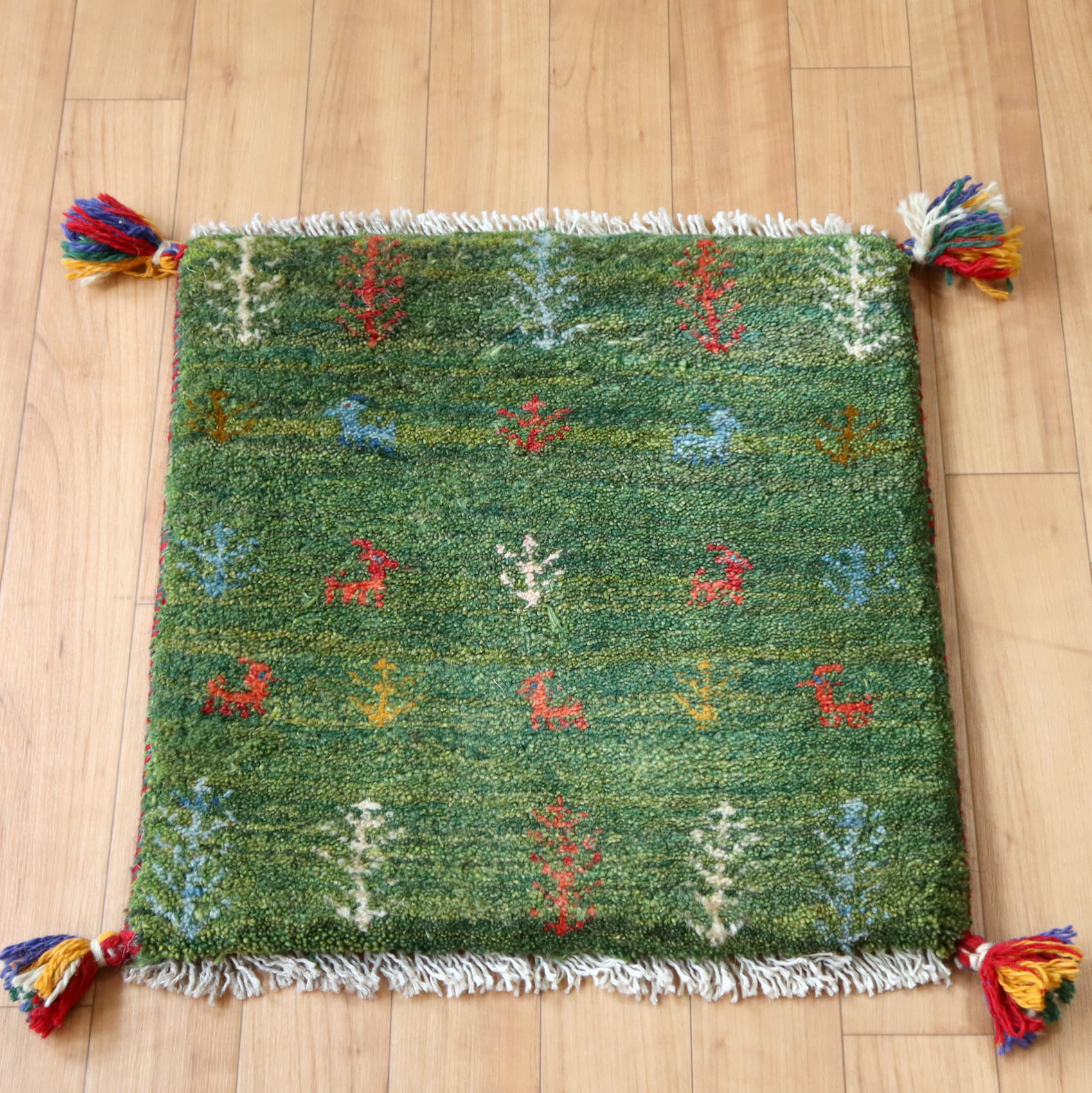 ギャッベ イラン産 座布団サイズ  グリーン　動物と植物