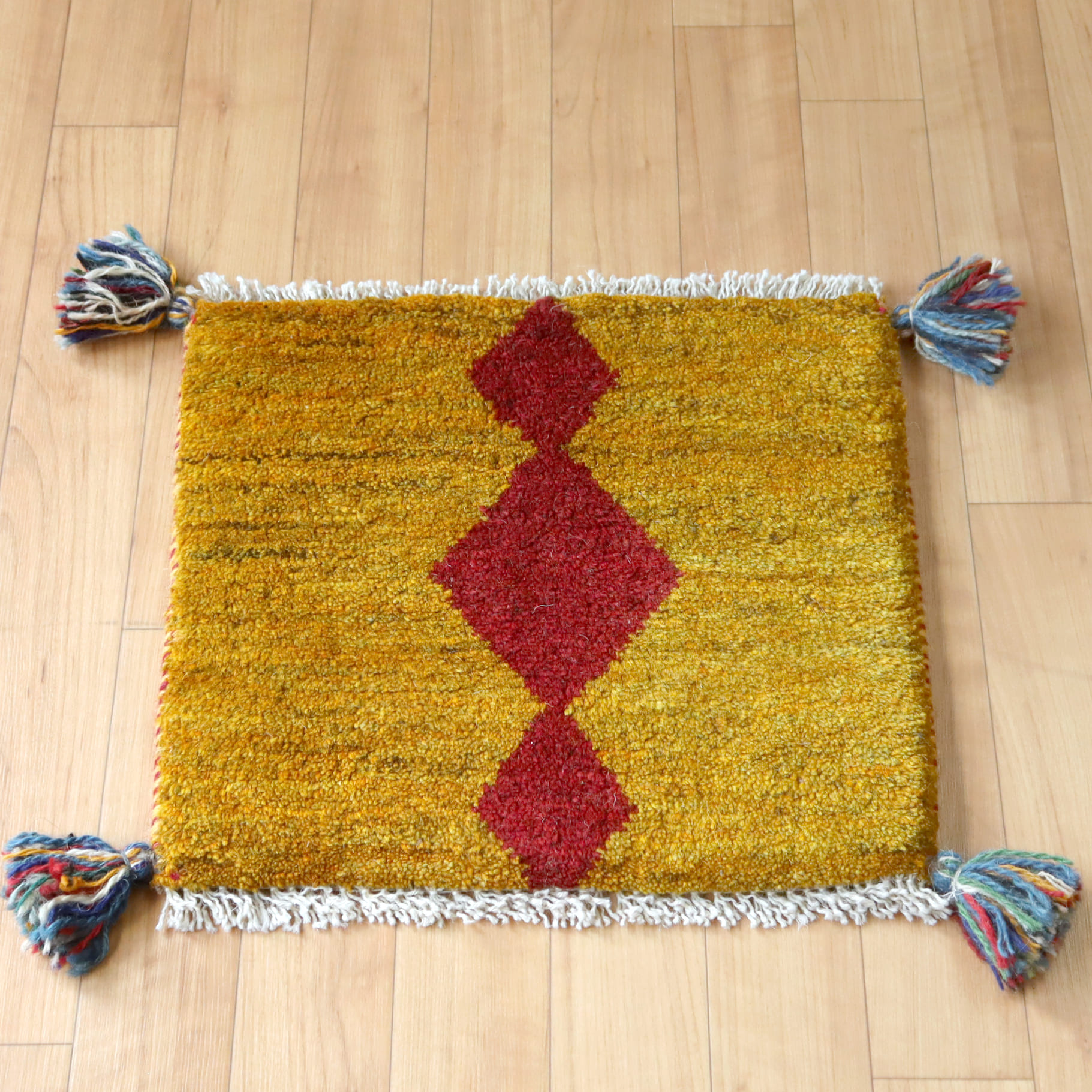 ギャッベ イラン産 座布団サイズ  イエロー　レッドのひし形