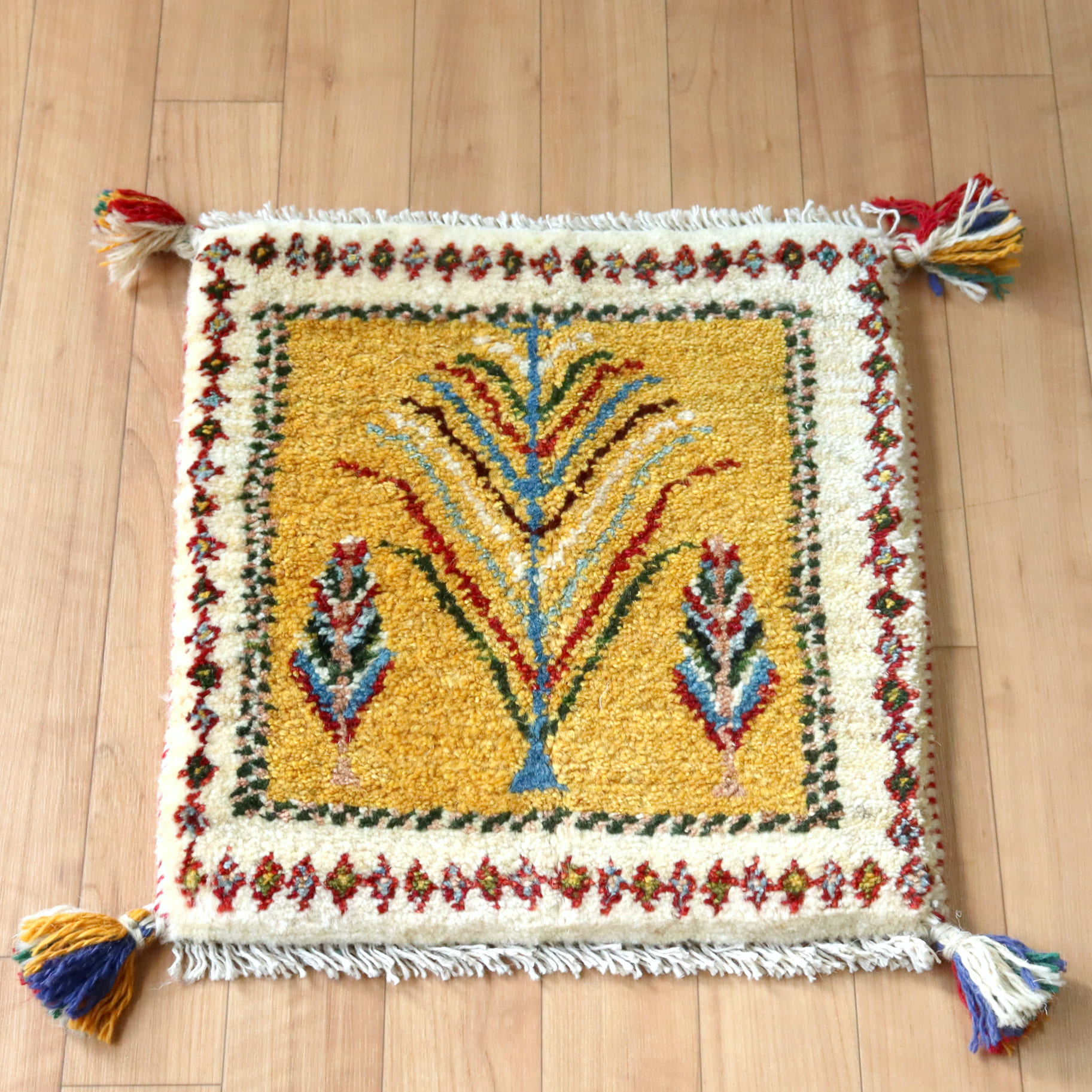 ギャッベ イラン産 座布団サイズ  イエロー　生命の樹　ひし形ボーダー