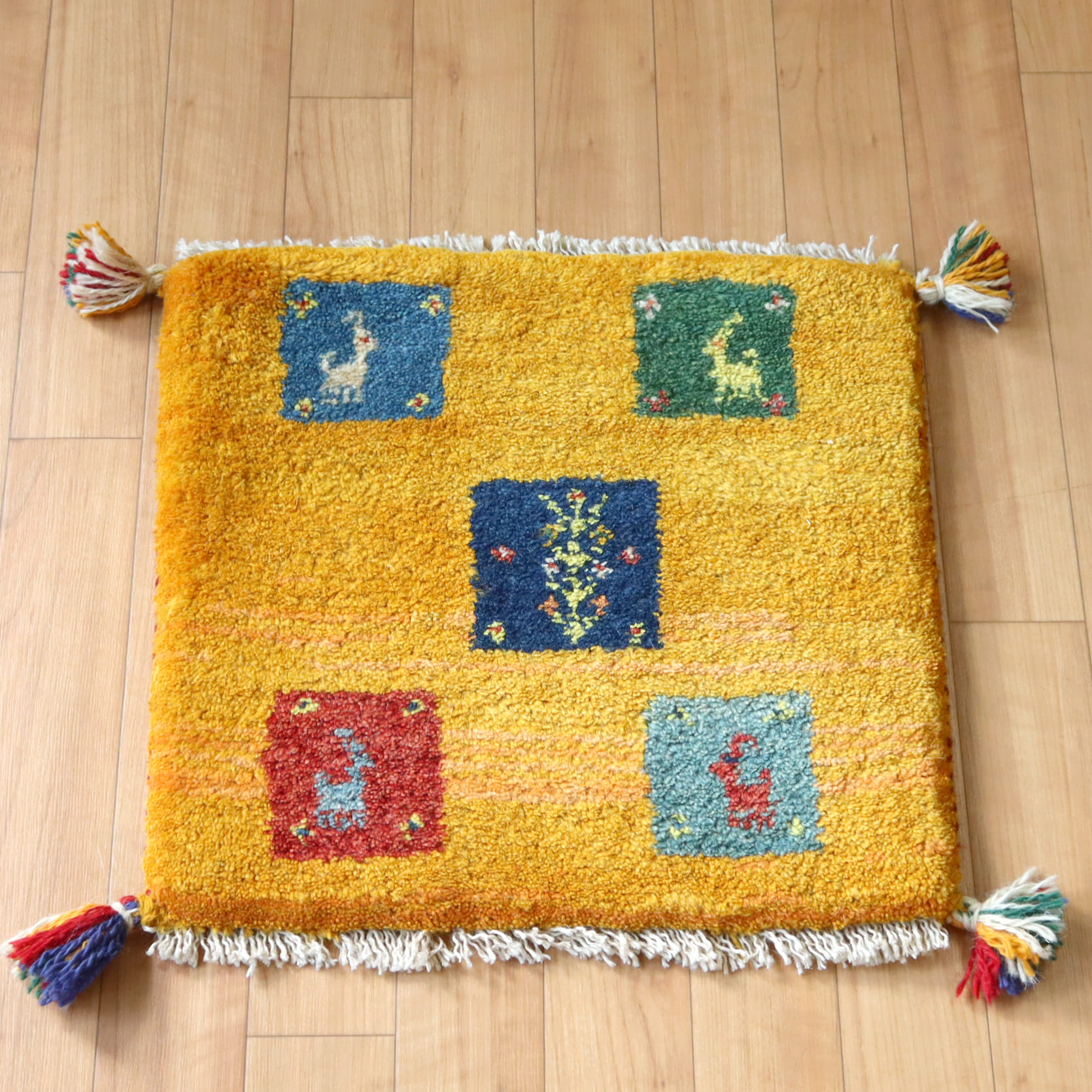 ギャッベ イラン産 座布団サイズ  イエロー　カラフルなタイル