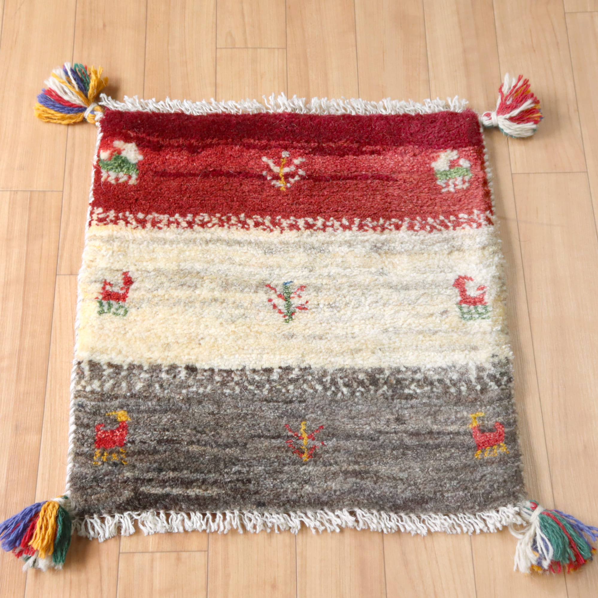 ギャベ イラン手織り 座布団ギャッベ44×40cm レッド・アイボリー・グレー