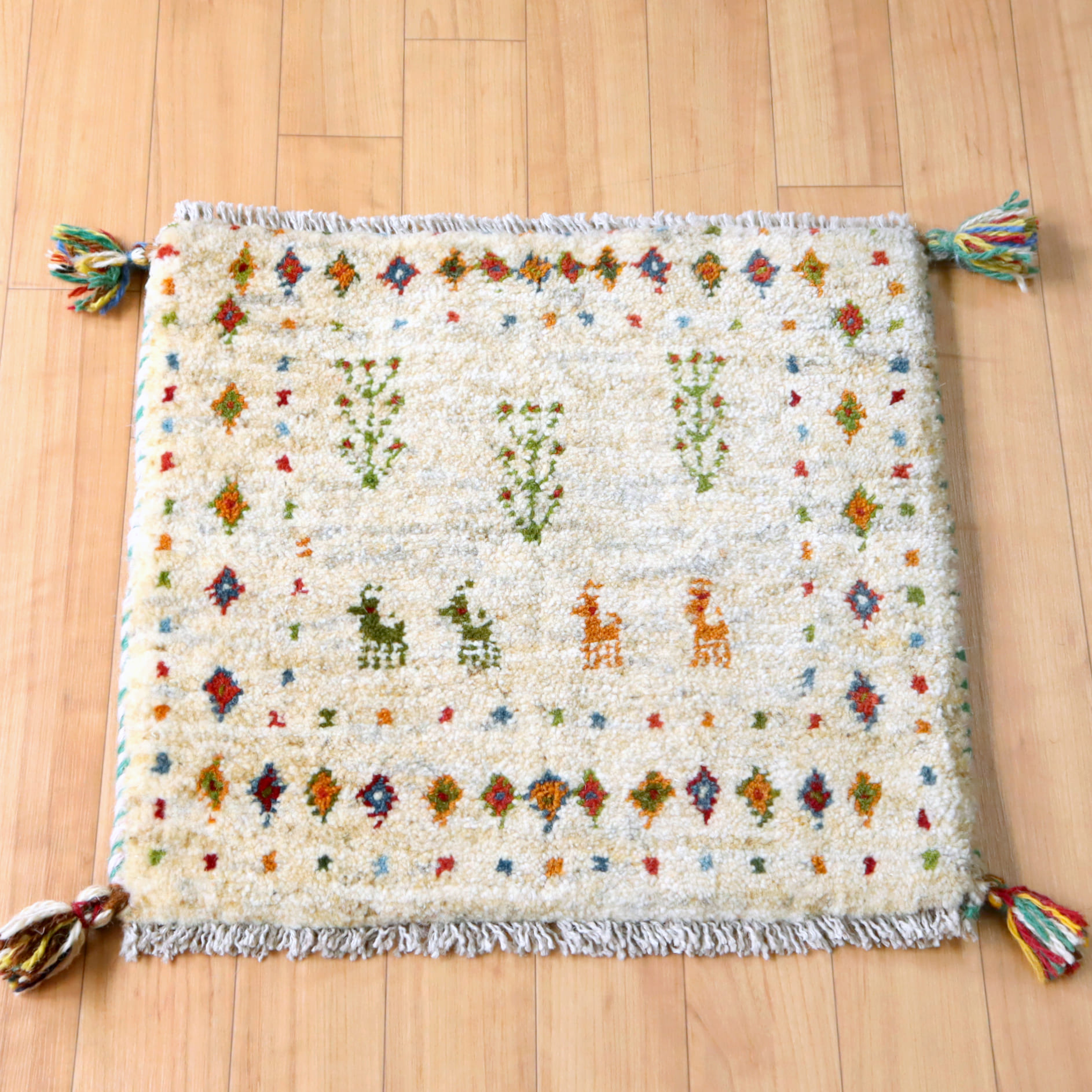 ギャベ イラン手織り 座布団ギャッベ43×46cm ナチュラルアイボリー　小さな動物モチーフ