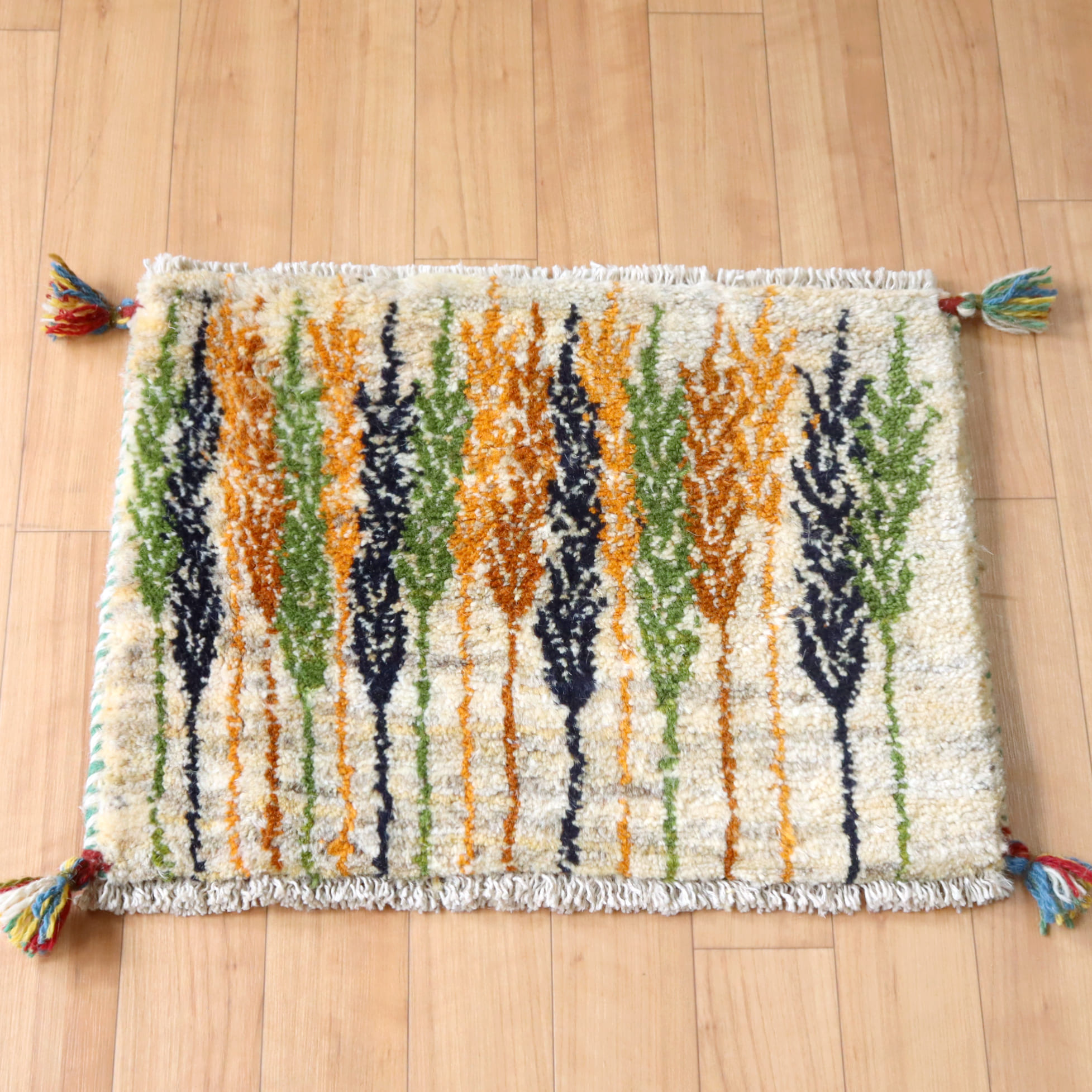 ギャベ イラン手織り 座布団ギャッベ38×49cm 色とりどりのイトスギの木