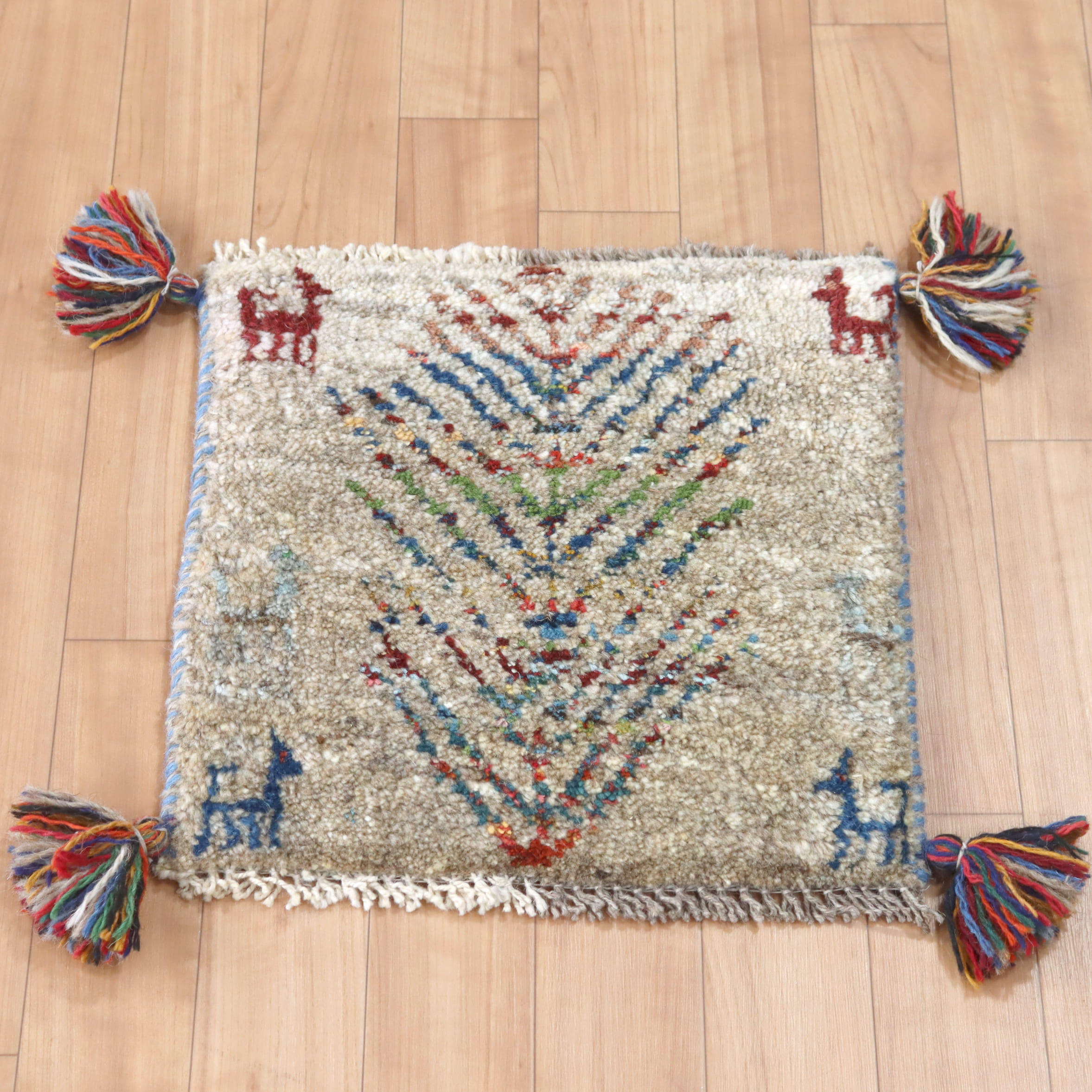 ギャベ イラン手織り 座布団ギャッベ36×35cm ナチュラルグレー　生命の樹