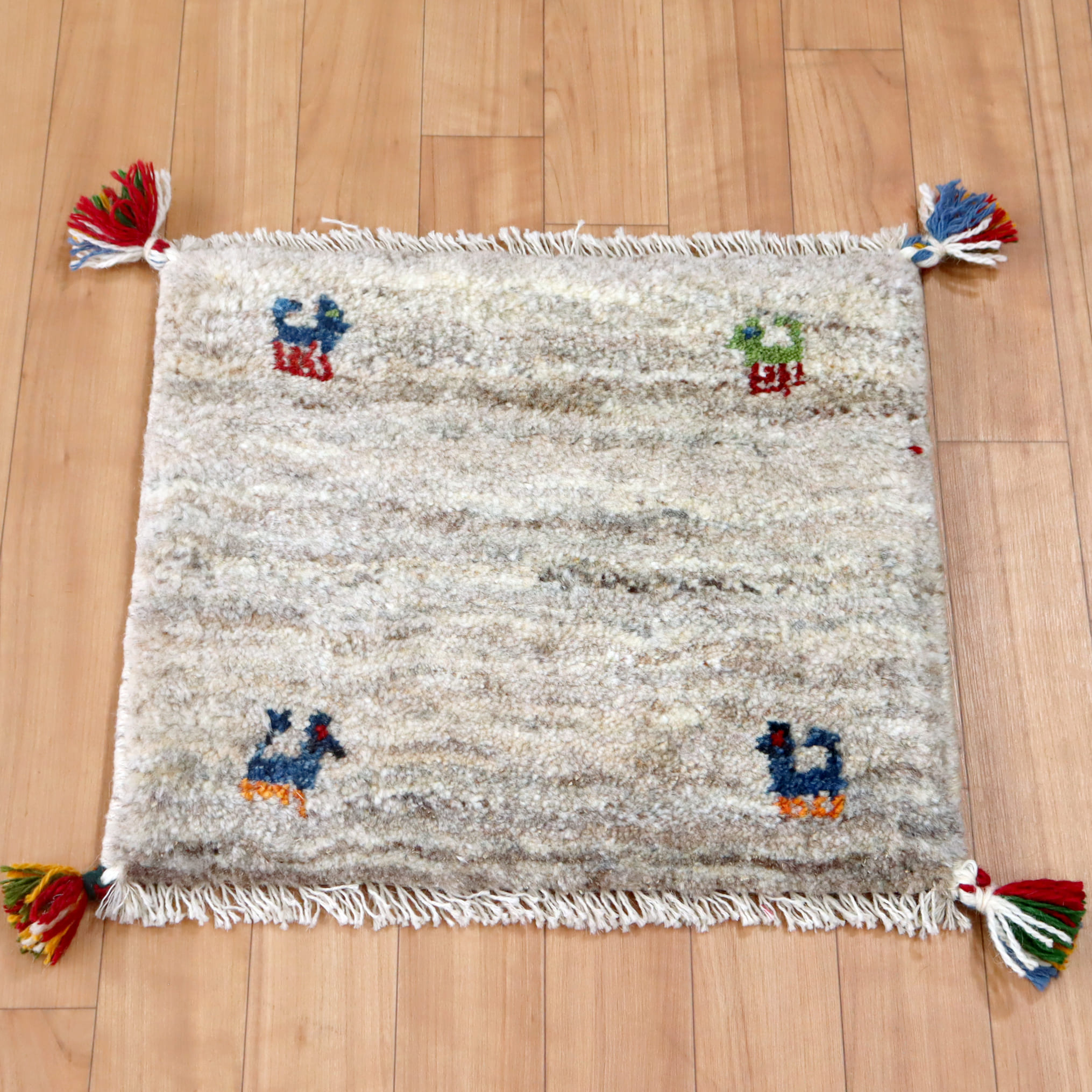 ギャベ イラン手織り 座布団ギャッベ39×44cm 染めていない羊毛のグレー