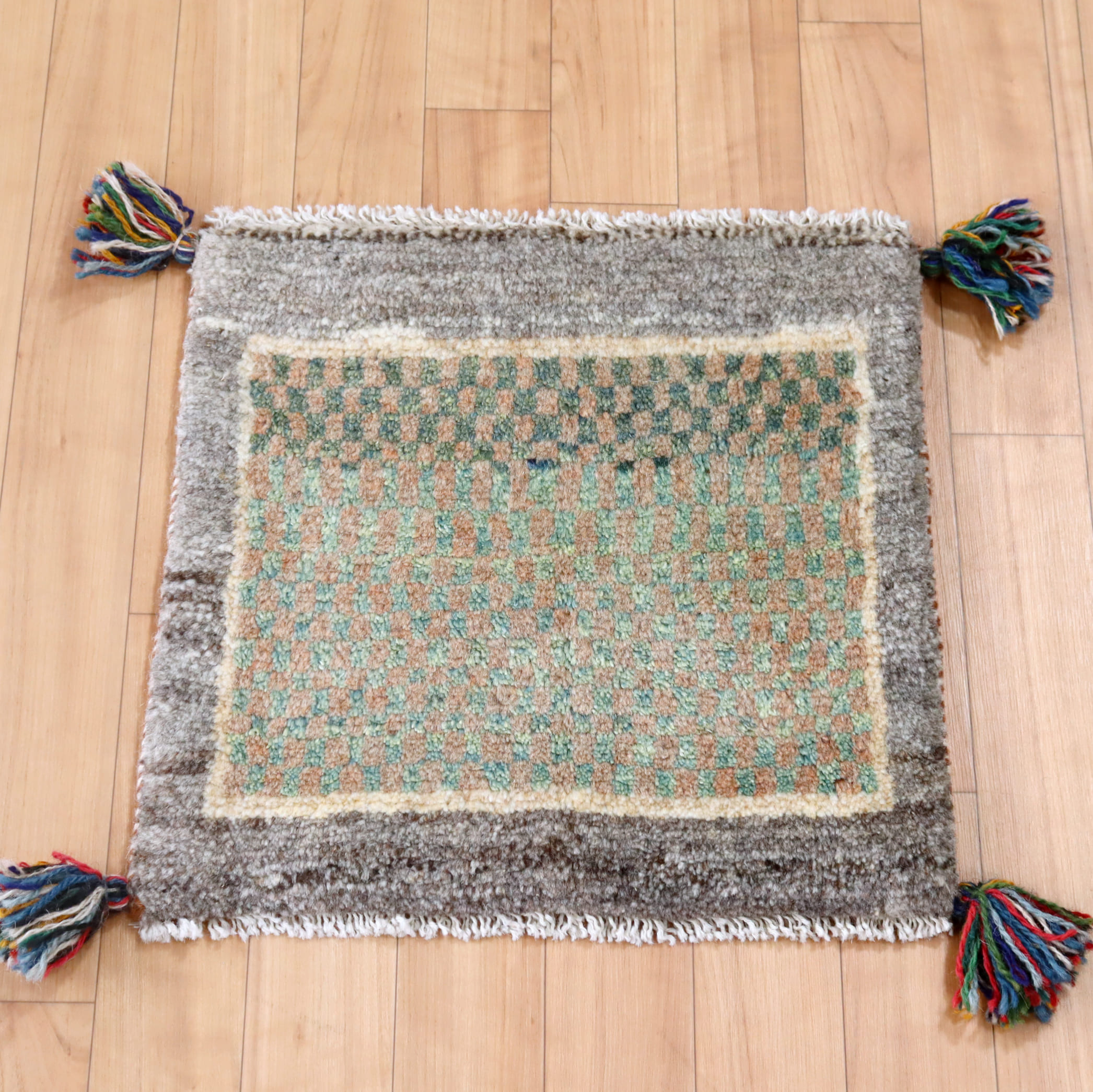ギャベ イラン手織り 座布団ギャッベ40×41cm グレー＆グリーンのチェッカーデザイン
