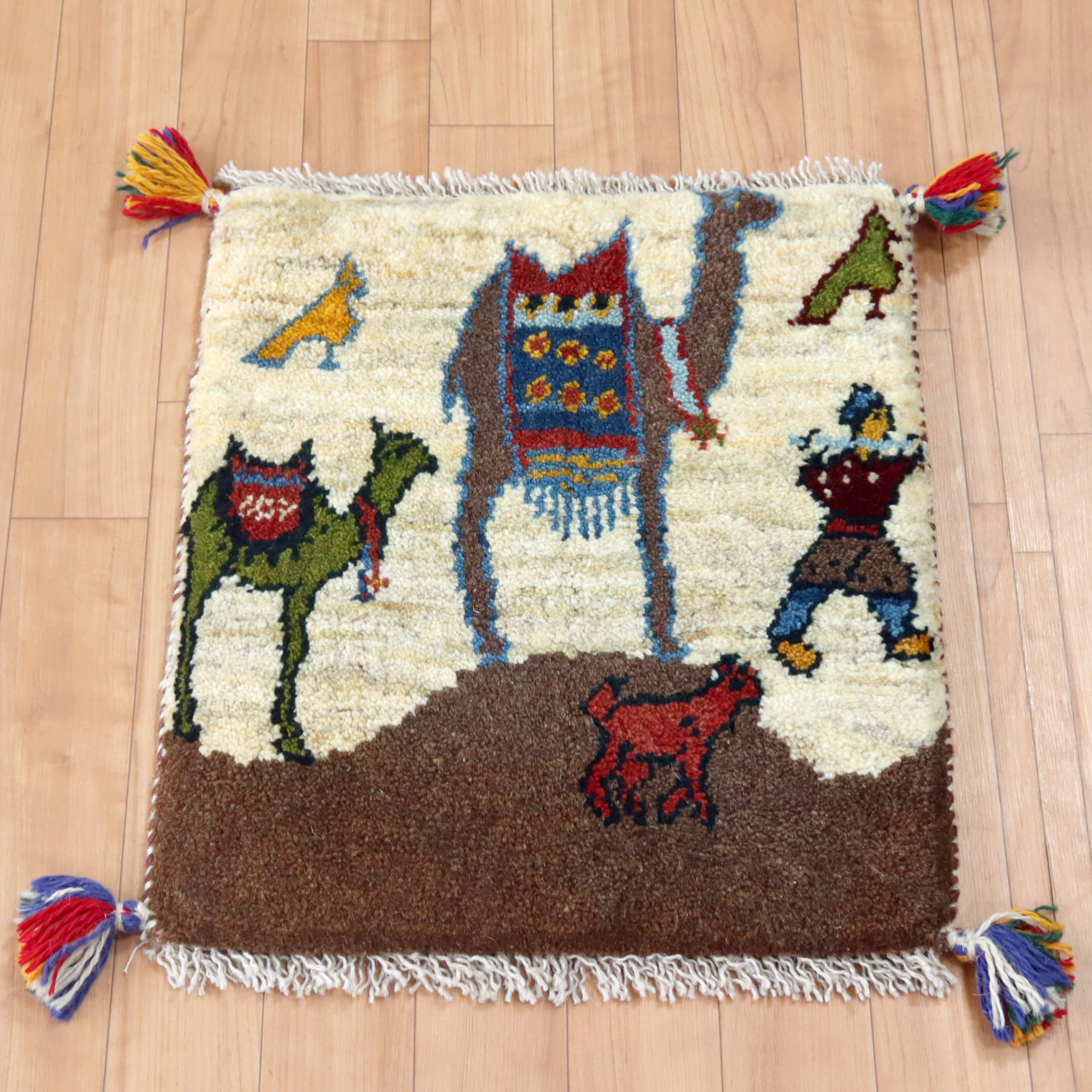 ギャベ イラン手織り 座布団ギャッベ46×41cm 華やかに飾られたラクダ