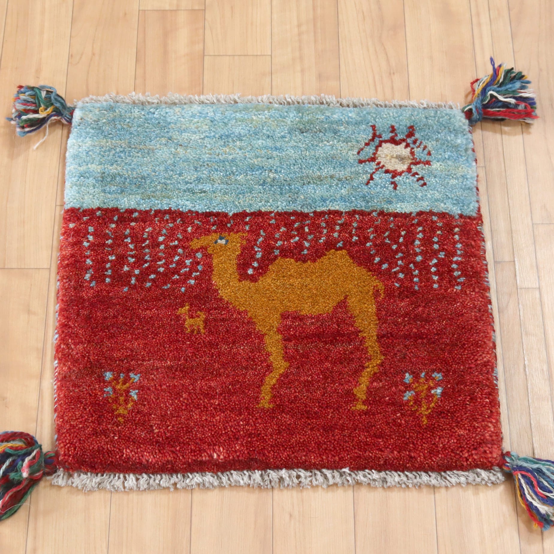ギャベ イラン手織り 座布団ギャッベ40×43cm ラクダ　レッド＆スカイブルー