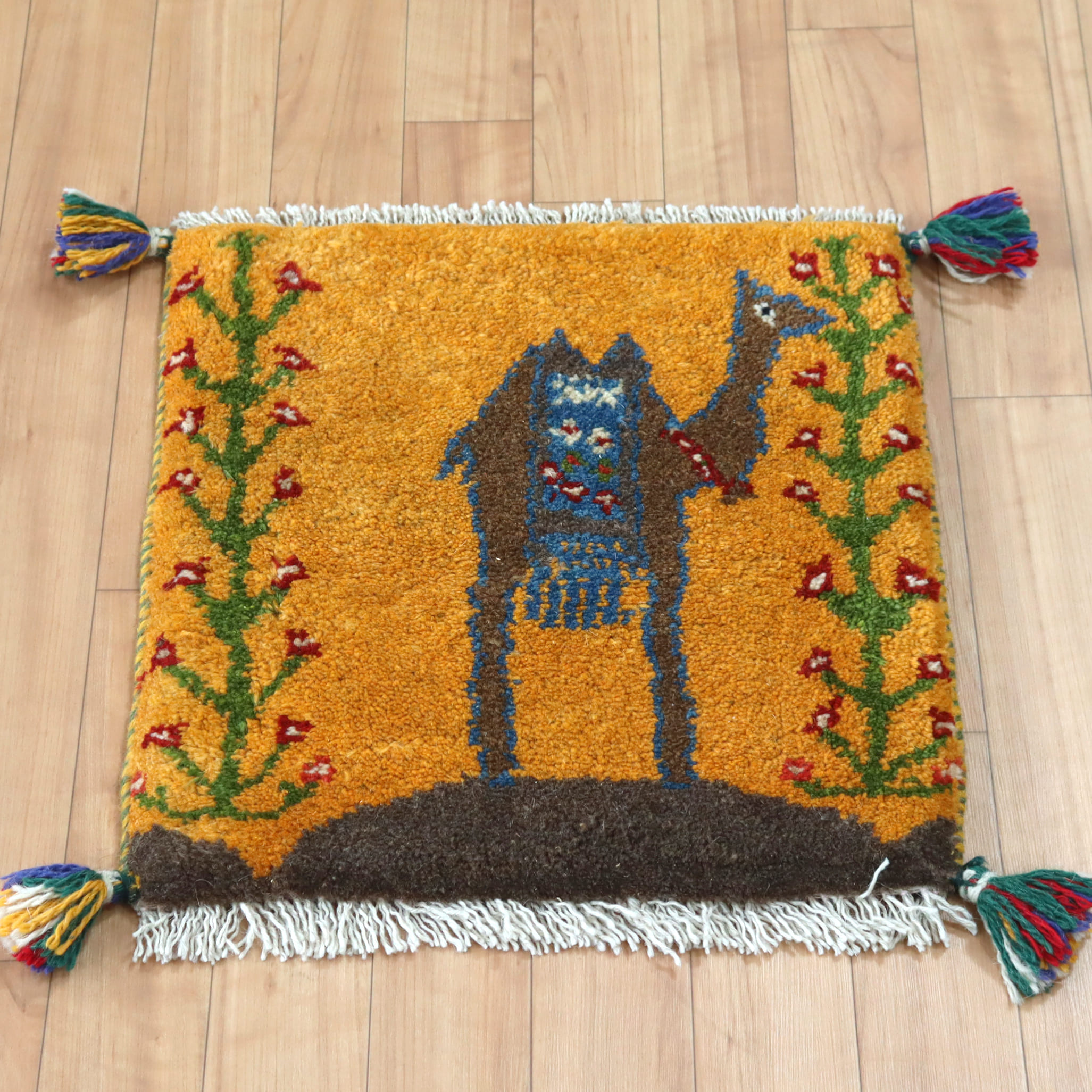 ギャベ イラン手織り 座布団ギャッベ43×41cm 華やかに飾られたラクダ