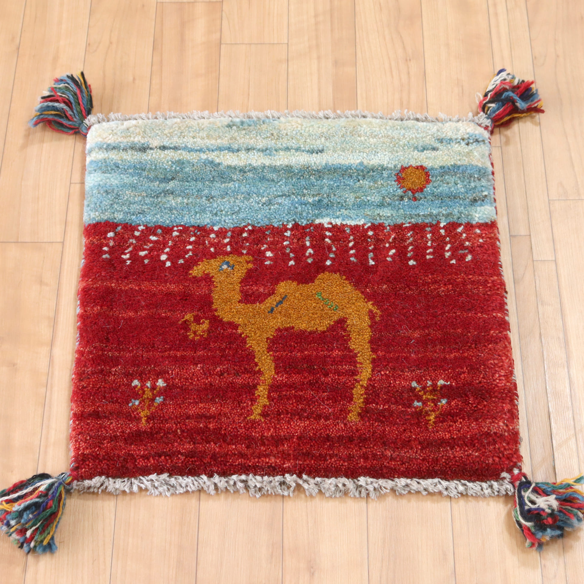 ギャベ イラン手織り 座布団ギャッベ41×42cm ラクダ　レッド＆スカイブルー