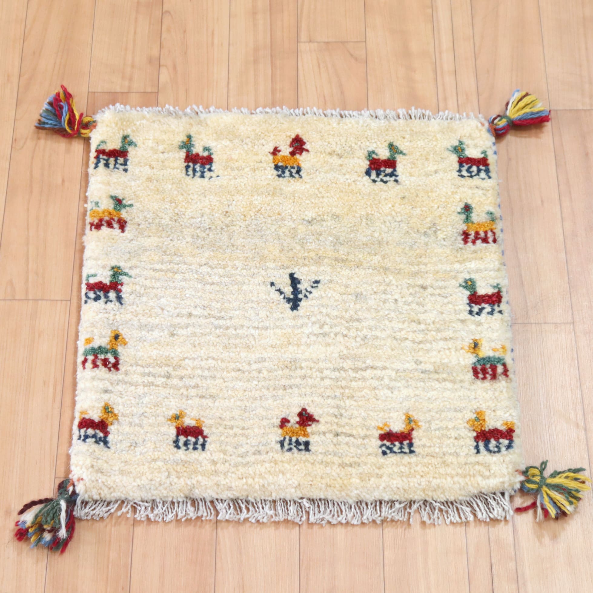 ギャベ イラン手織り 座布団ギャッベ42×42cm ナチュラルアイボリー/動物