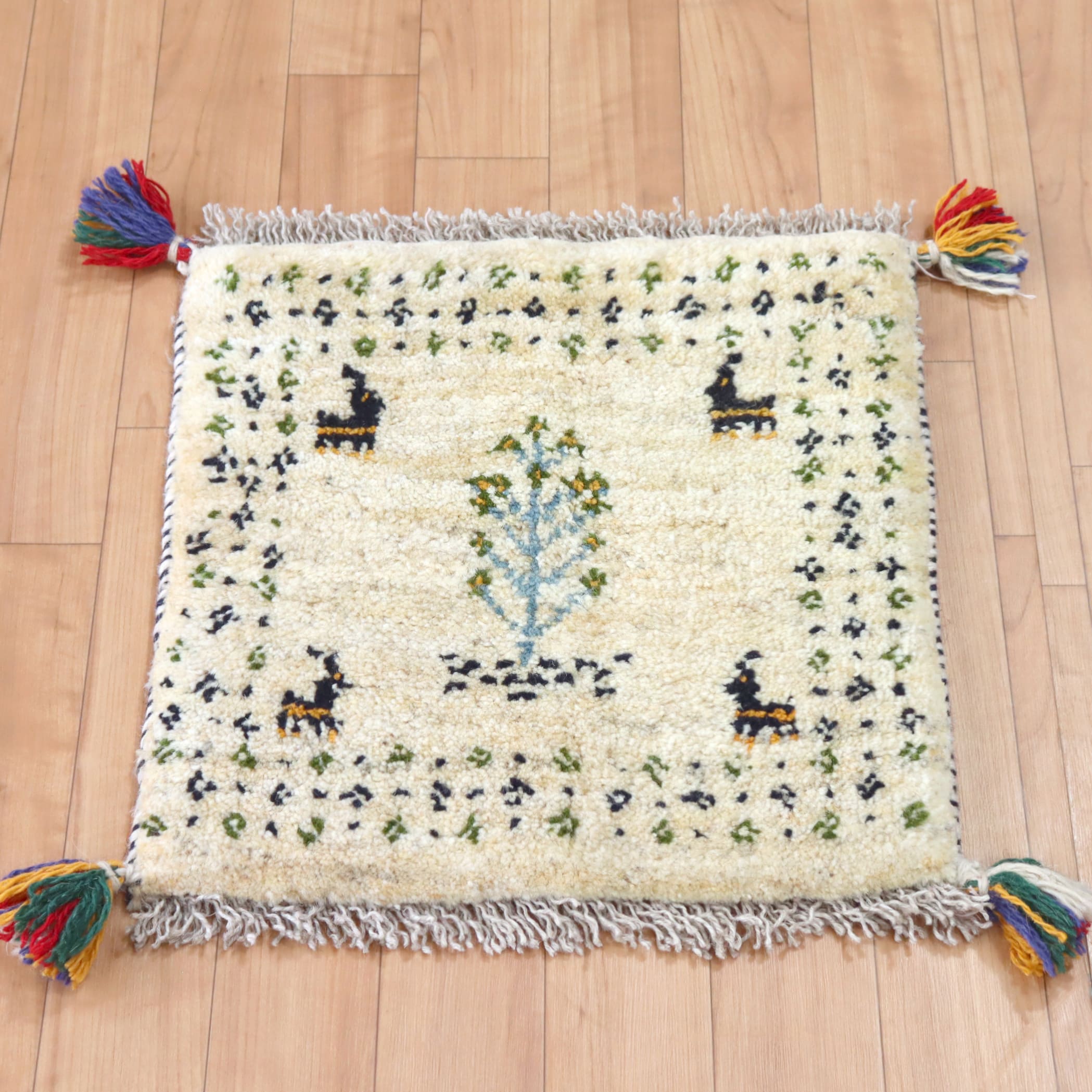 ギャベ イラン手織り 座布団ギャッベ40×39cm ナチュラルアイボリー　動物と生命の樹
