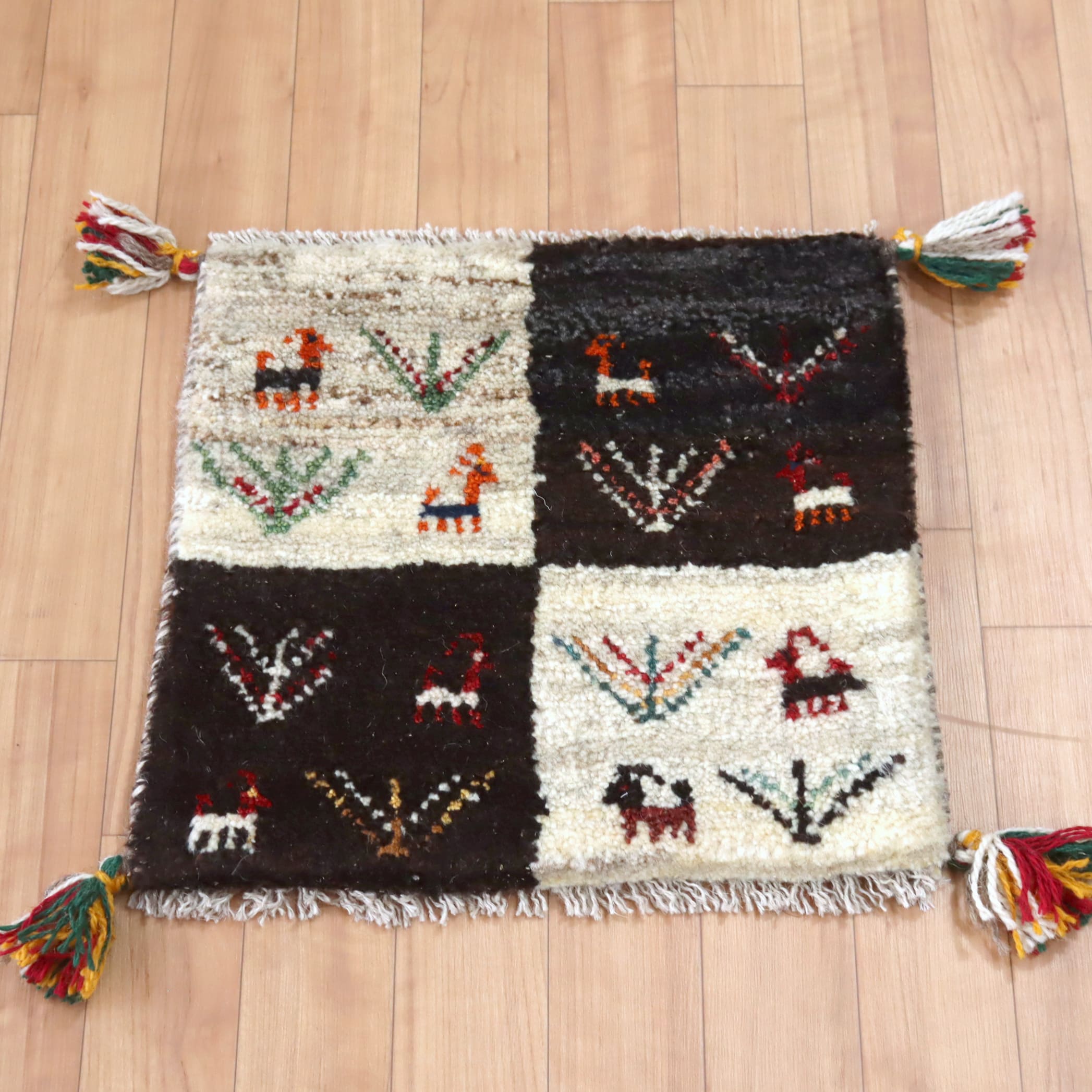 ギャベ イラン手織り 座布団ギャッベ39×40cm ナチュラルアイボリー/チャコールグレー