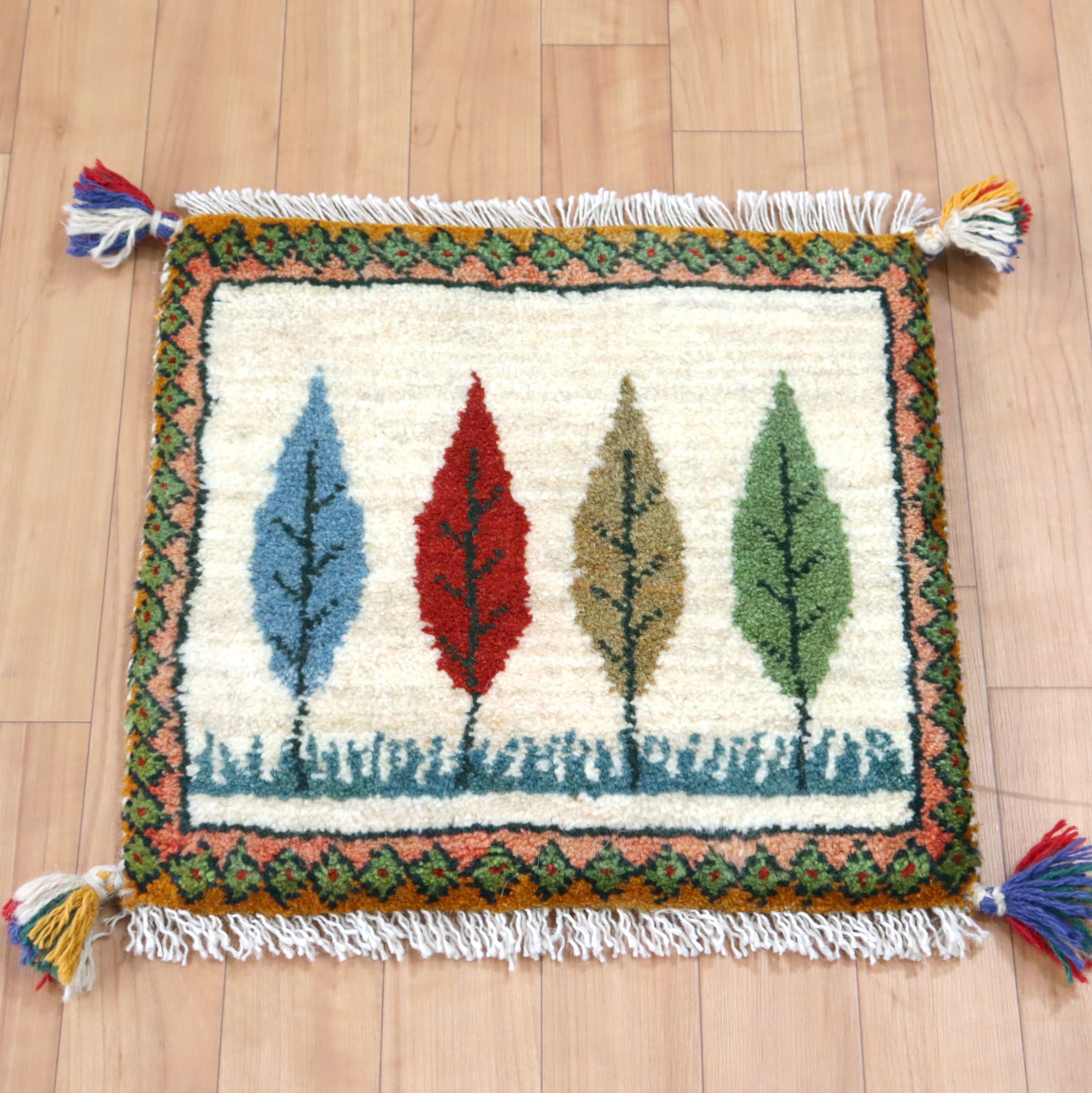 ギャベ イラン手織り 座布団ギャッベ41×42cm 色とりどりのイトスギの木