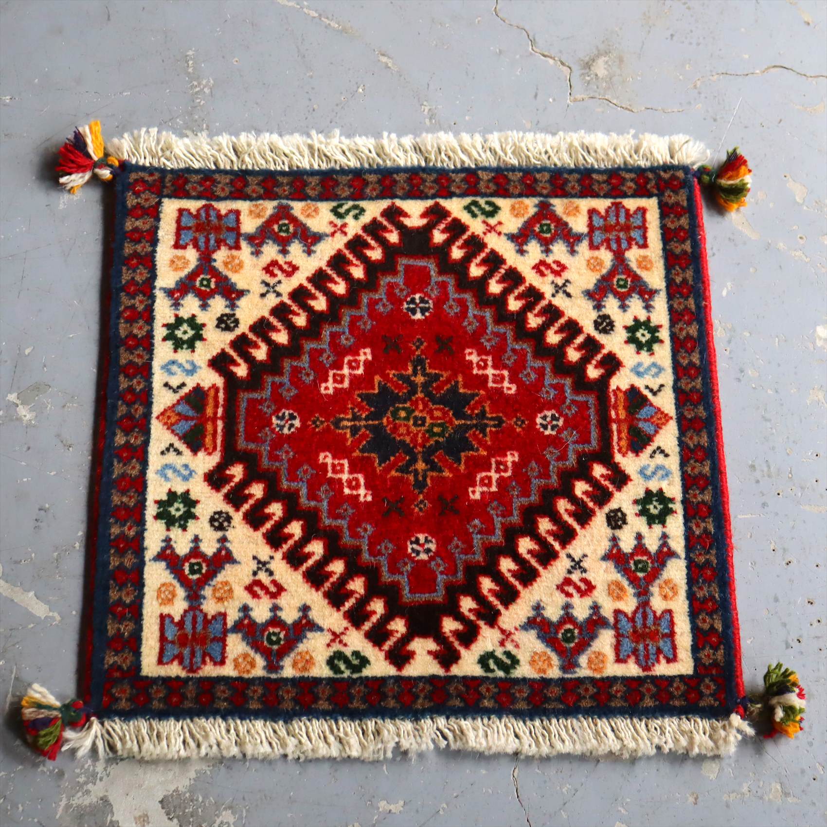 ヤラメ・手織りラグ　ミニサイズ/トライバルラグ42×43cm アイボリー