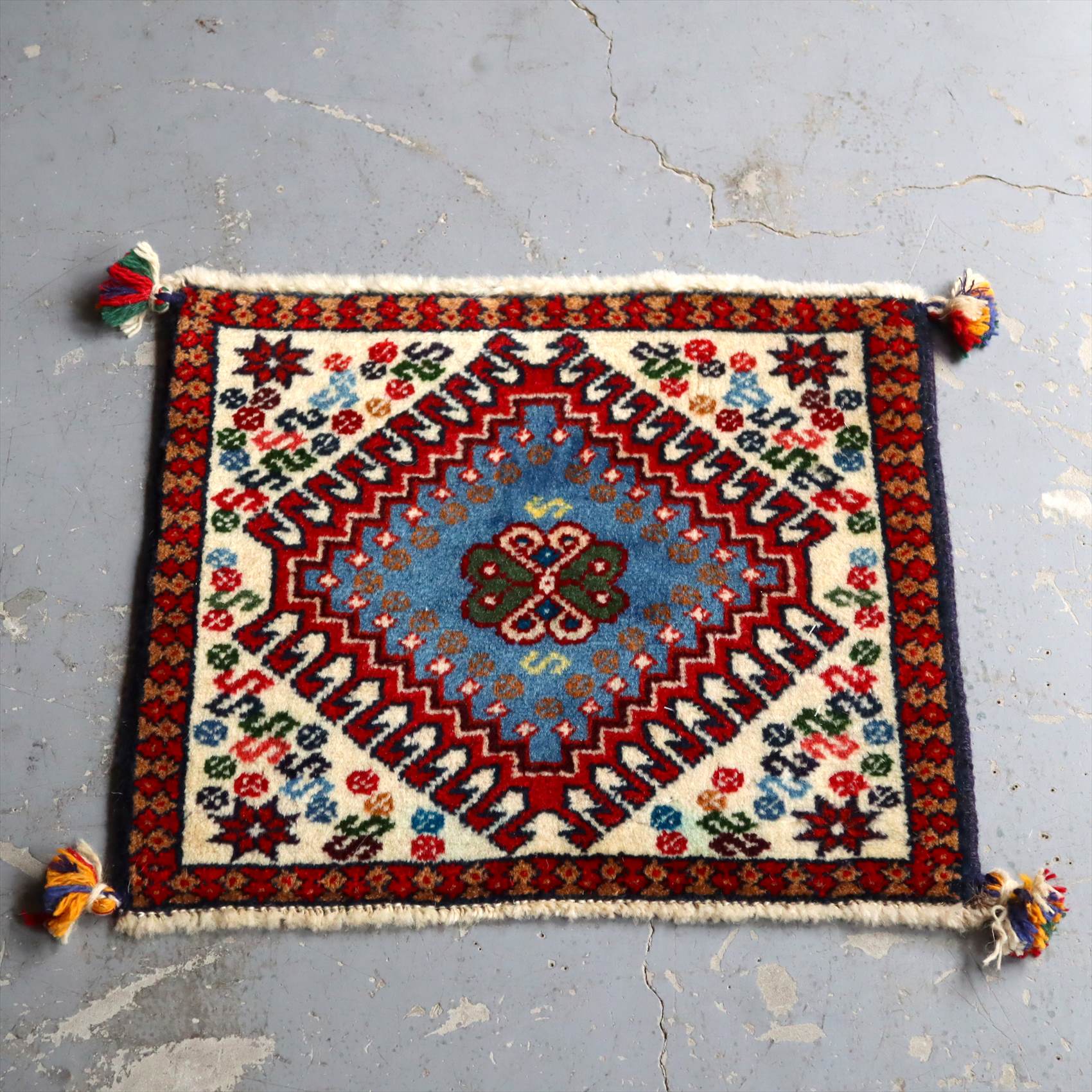 ヤラメ・手織りラグ　ミニサイズ/トライバルラグ39×44cm アイボリー