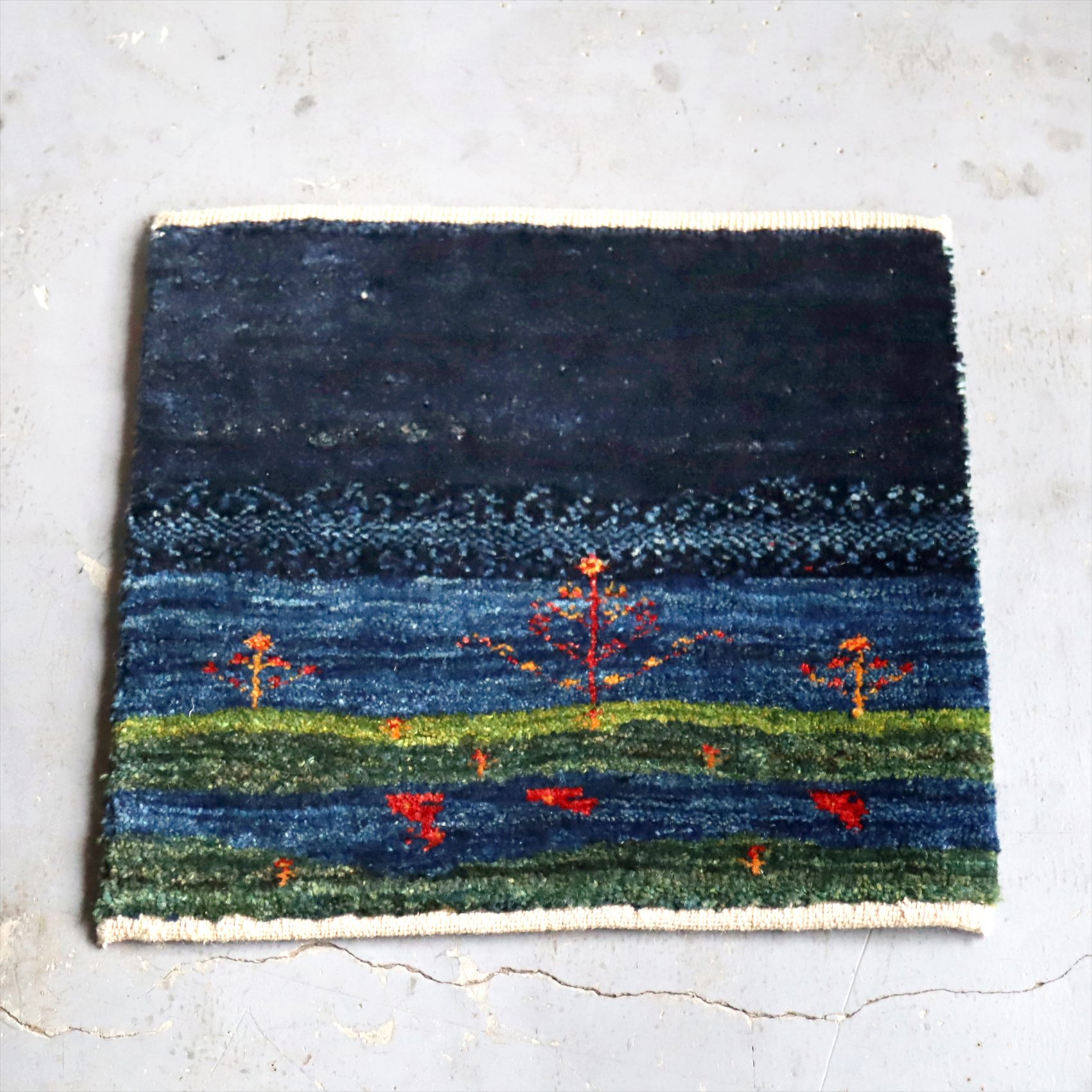 ギャベ イラン 遊牧民の手織りラグ 座布団ギャッベ38×40cm ブルーグラデーション 湖のある風景