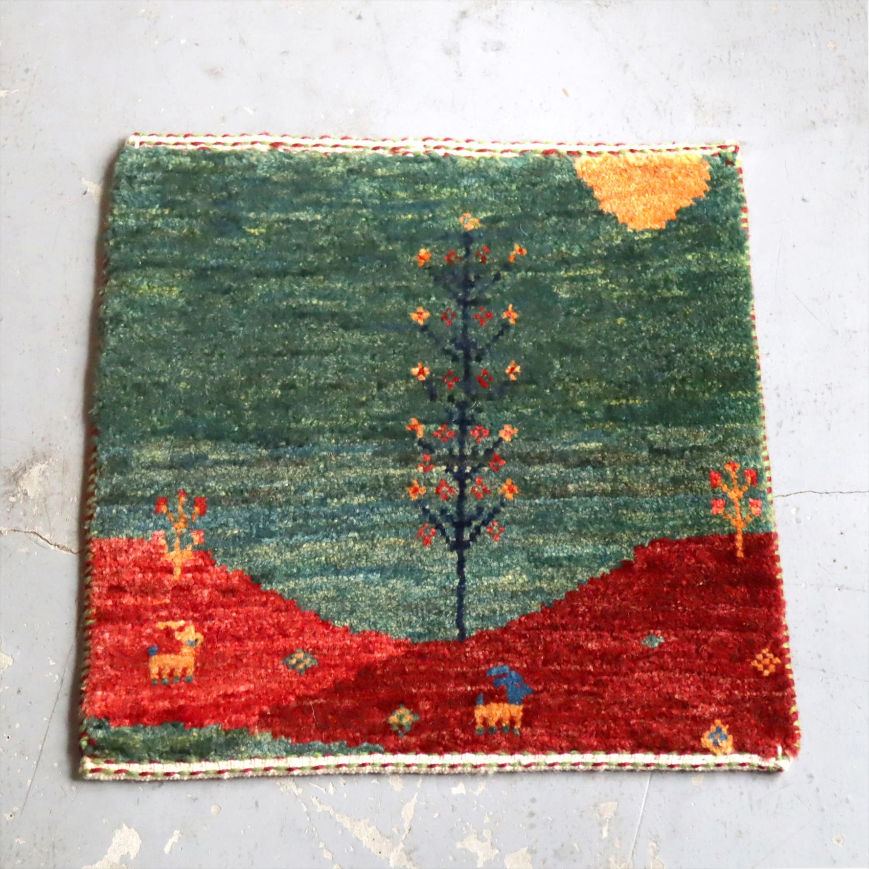 ギャベ イラン 遊牧民の手織りラグ  座布団ギャッベ38×37cm グリーン レッド 背の高い樹のある風景