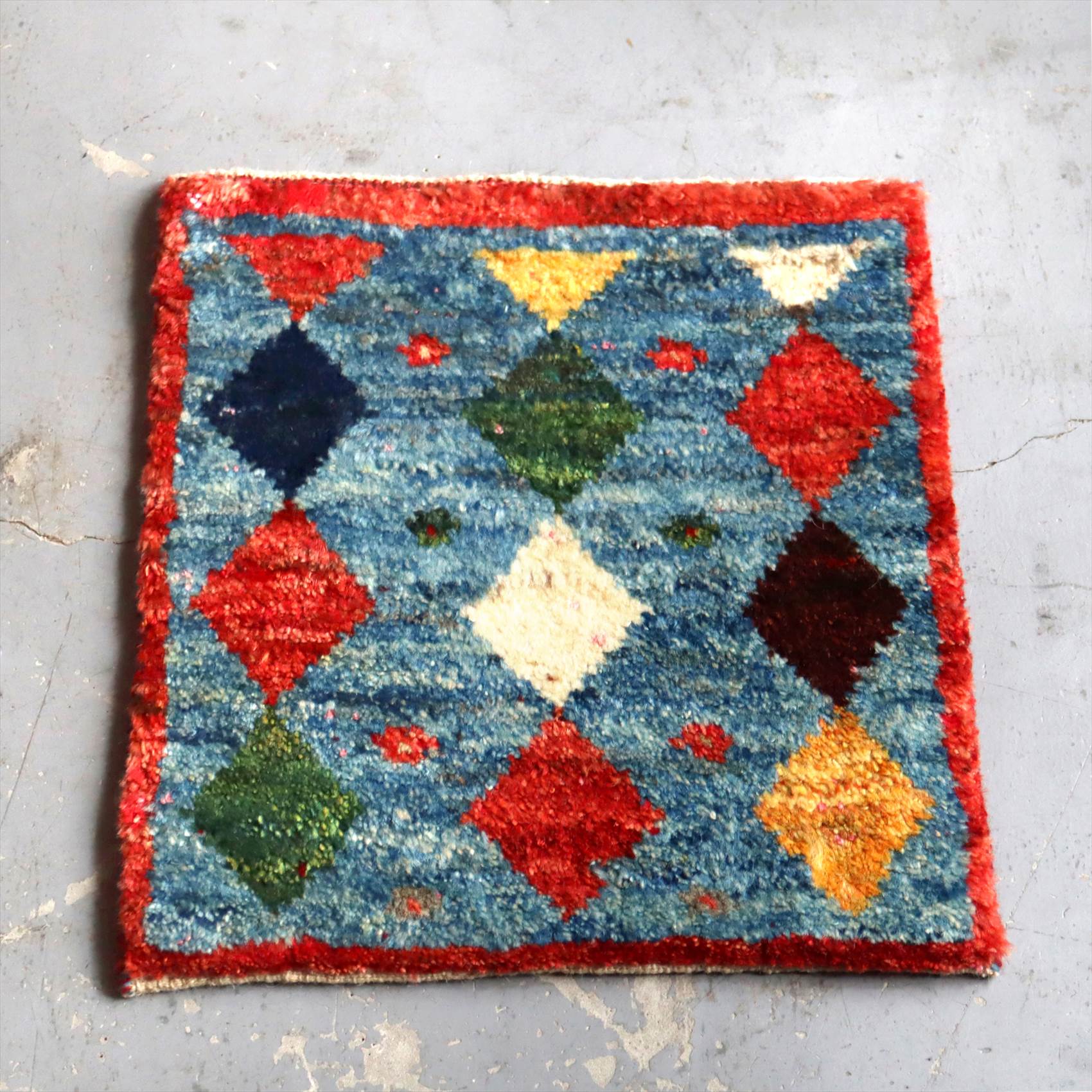 ギャベ イラン 遊牧民の手織りラグ  座布団ギャッベ42×38cm カラフルなダイヤデザイン ブルー