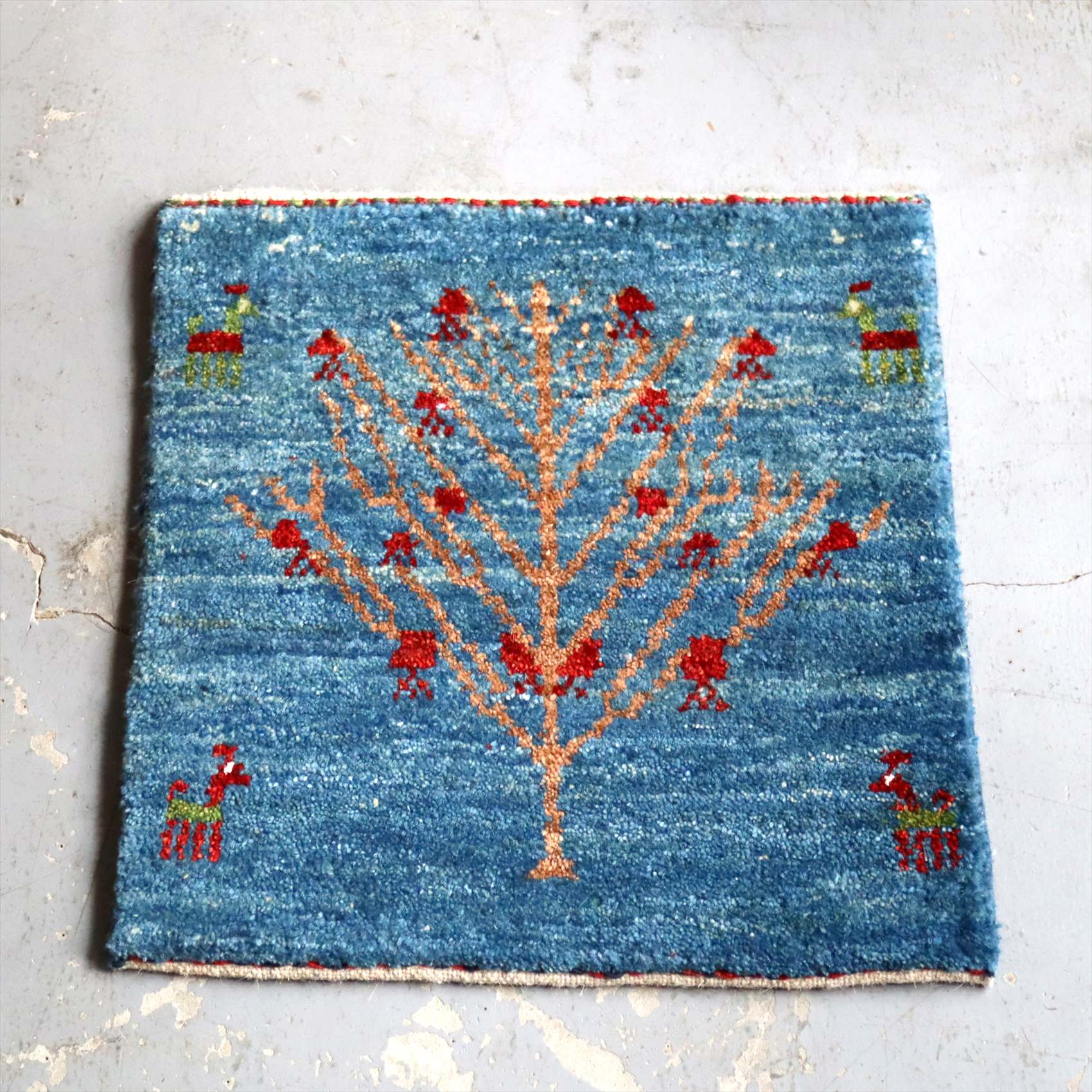 ギャベ イラン 遊牧民の手織りラグ  座布団ギャッベ41×38cm ブルー ザクロと動物